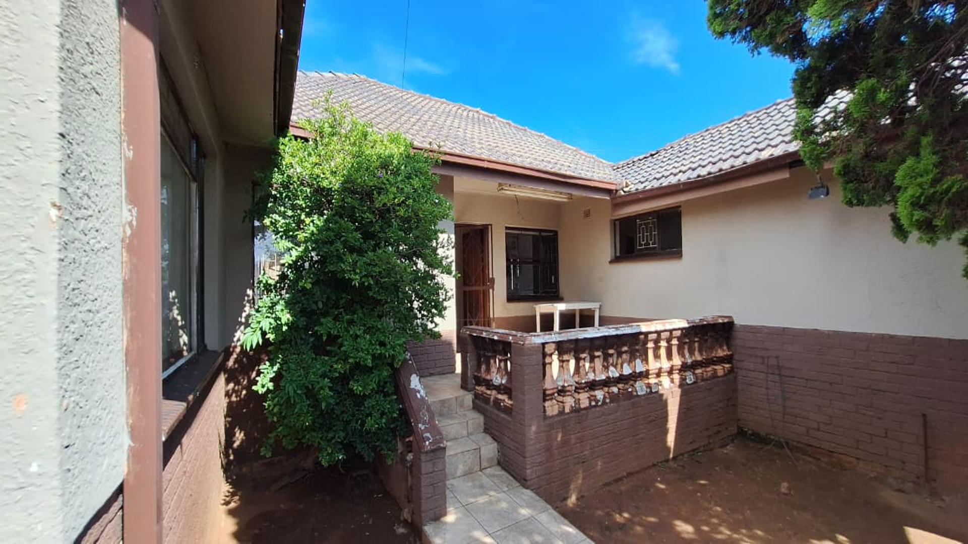 Front View of property in Newclare