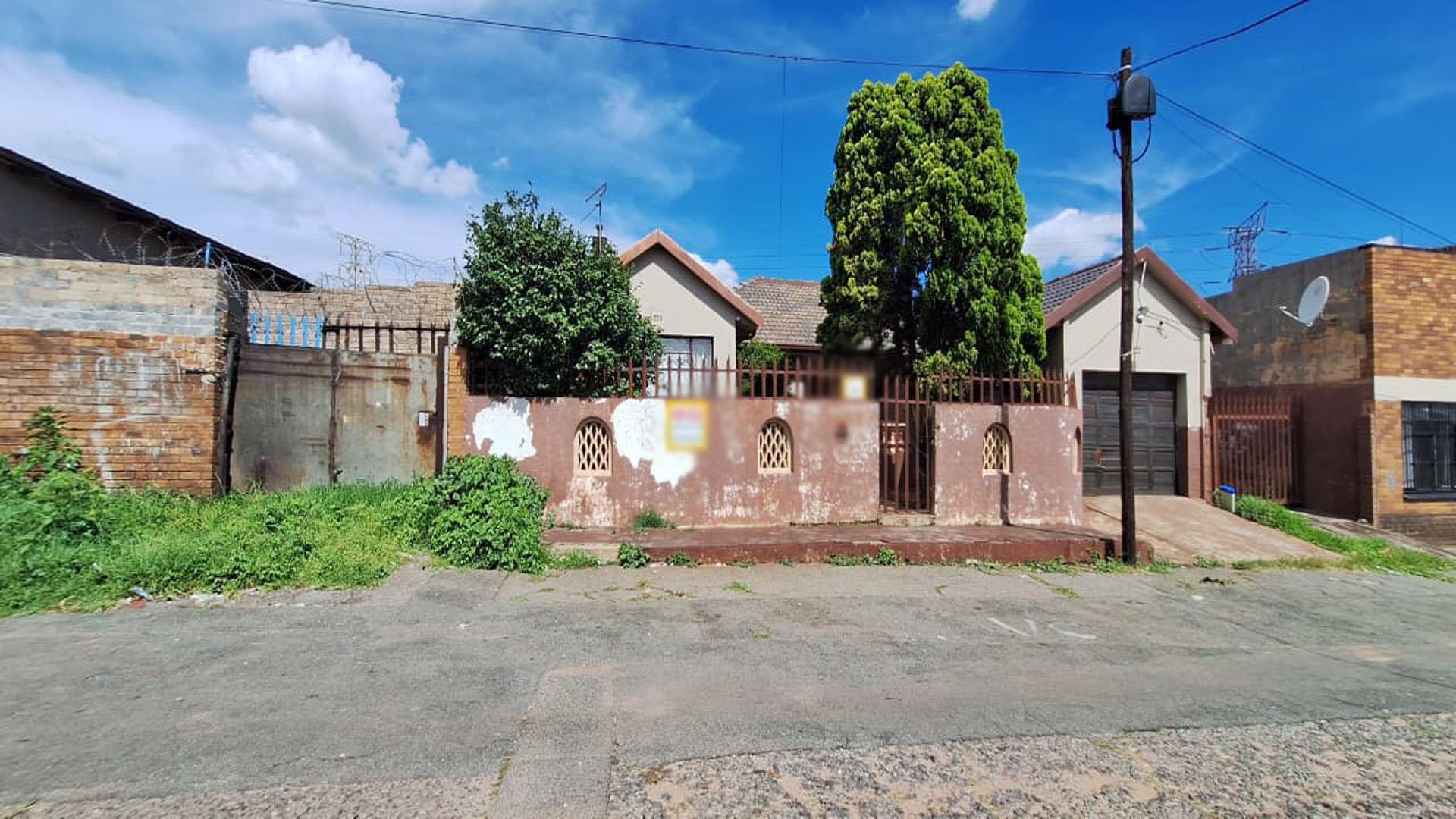 Front View of property in Newclare