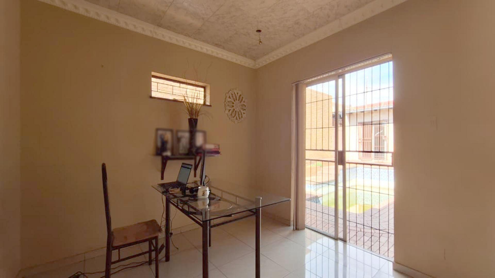 Dining Room - 20 square meters of property in Newclare