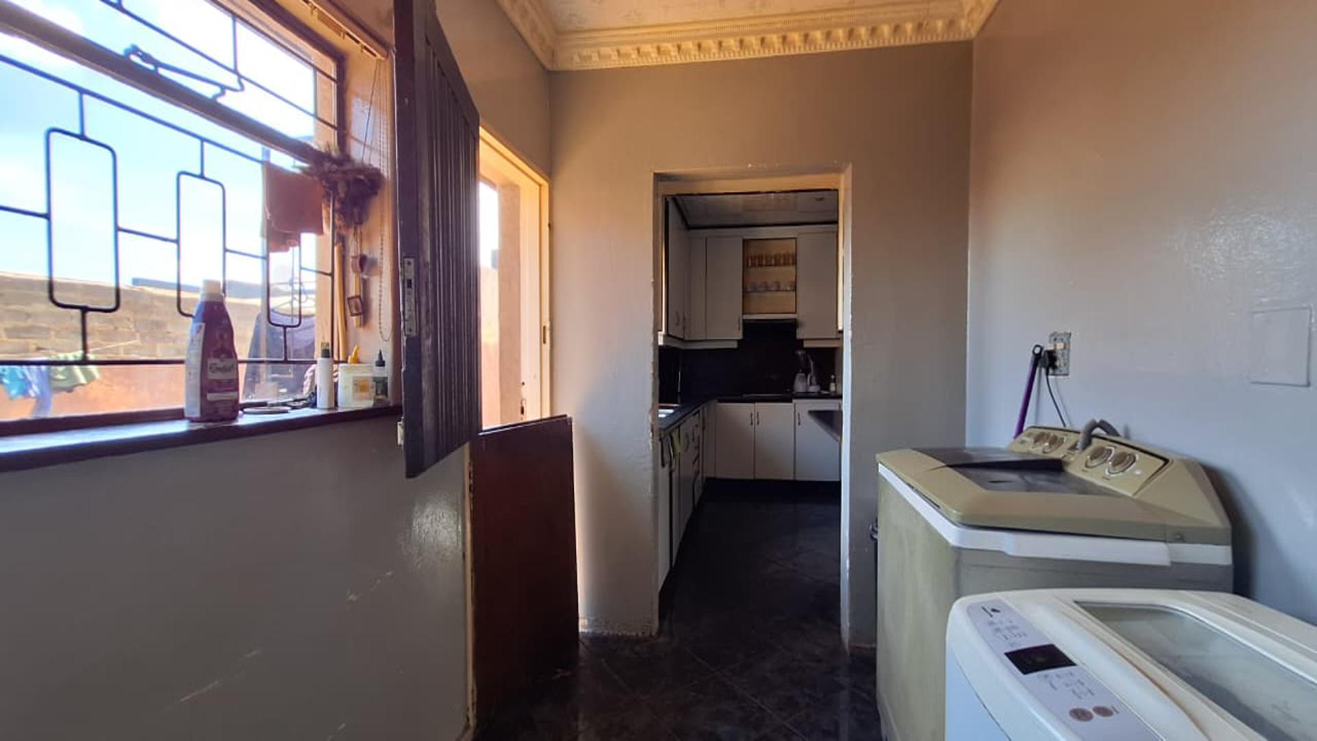 Scullery - 11 square meters of property in Newclare