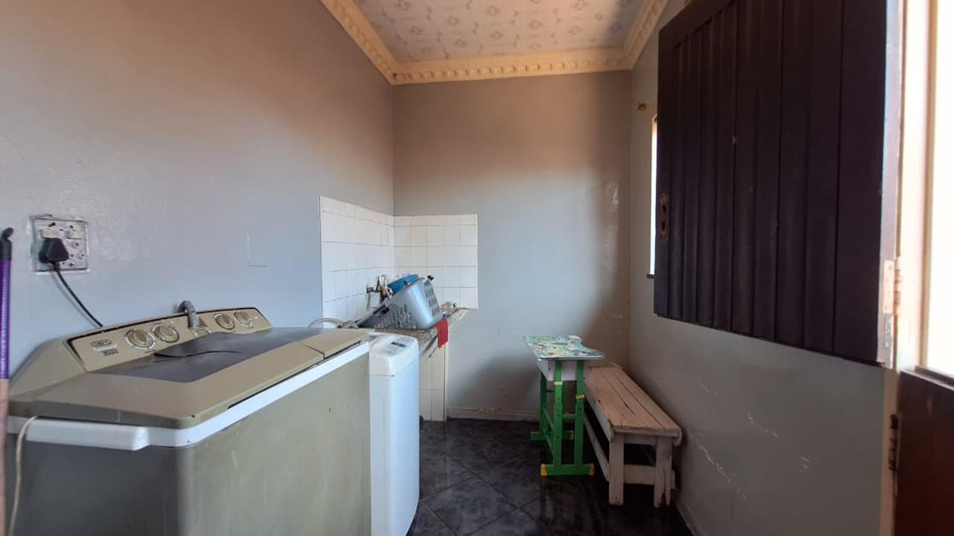 Scullery - 11 square meters of property in Newclare