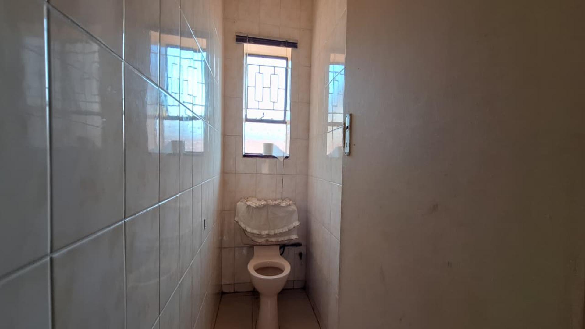 Bathroom 1 - 11 square meters of property in Newclare