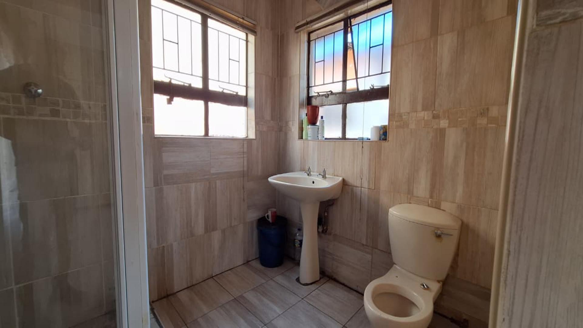 Main Bathroom - 7 square meters of property in Newclare