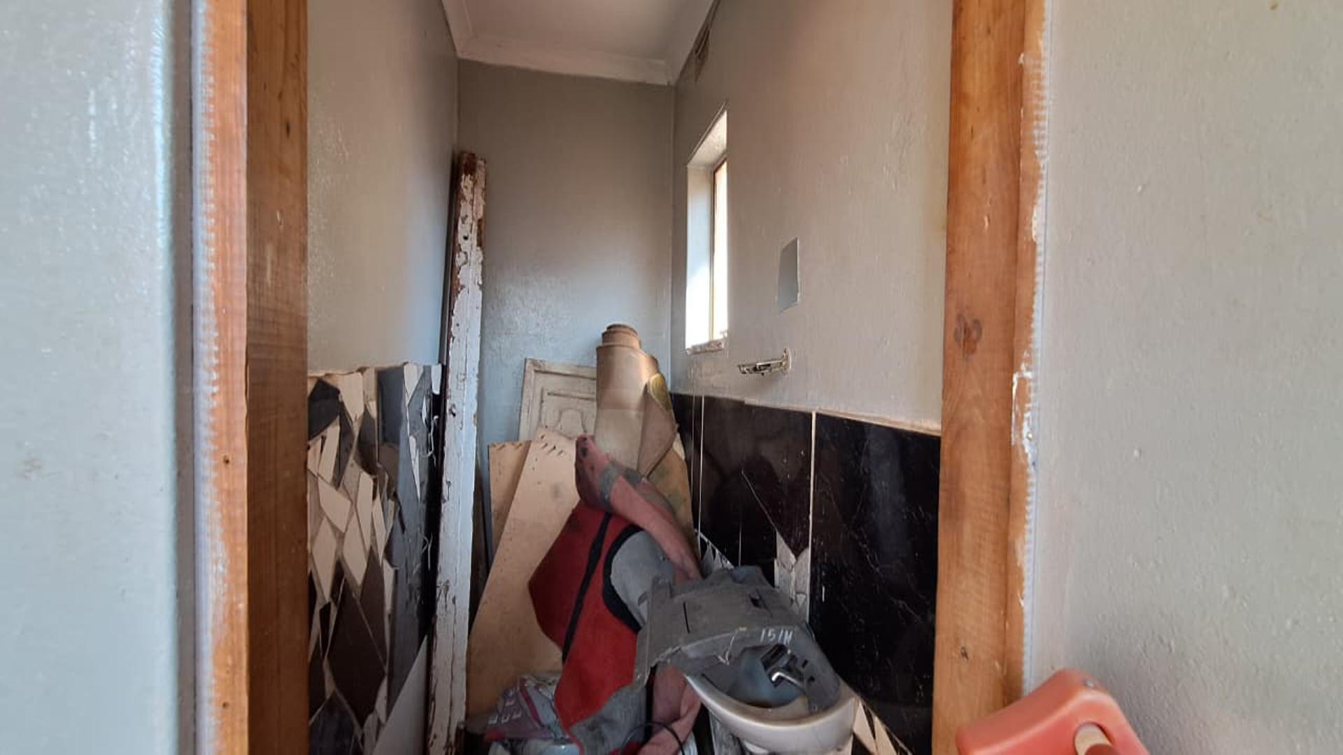 Bathroom 2 of property in Newclare