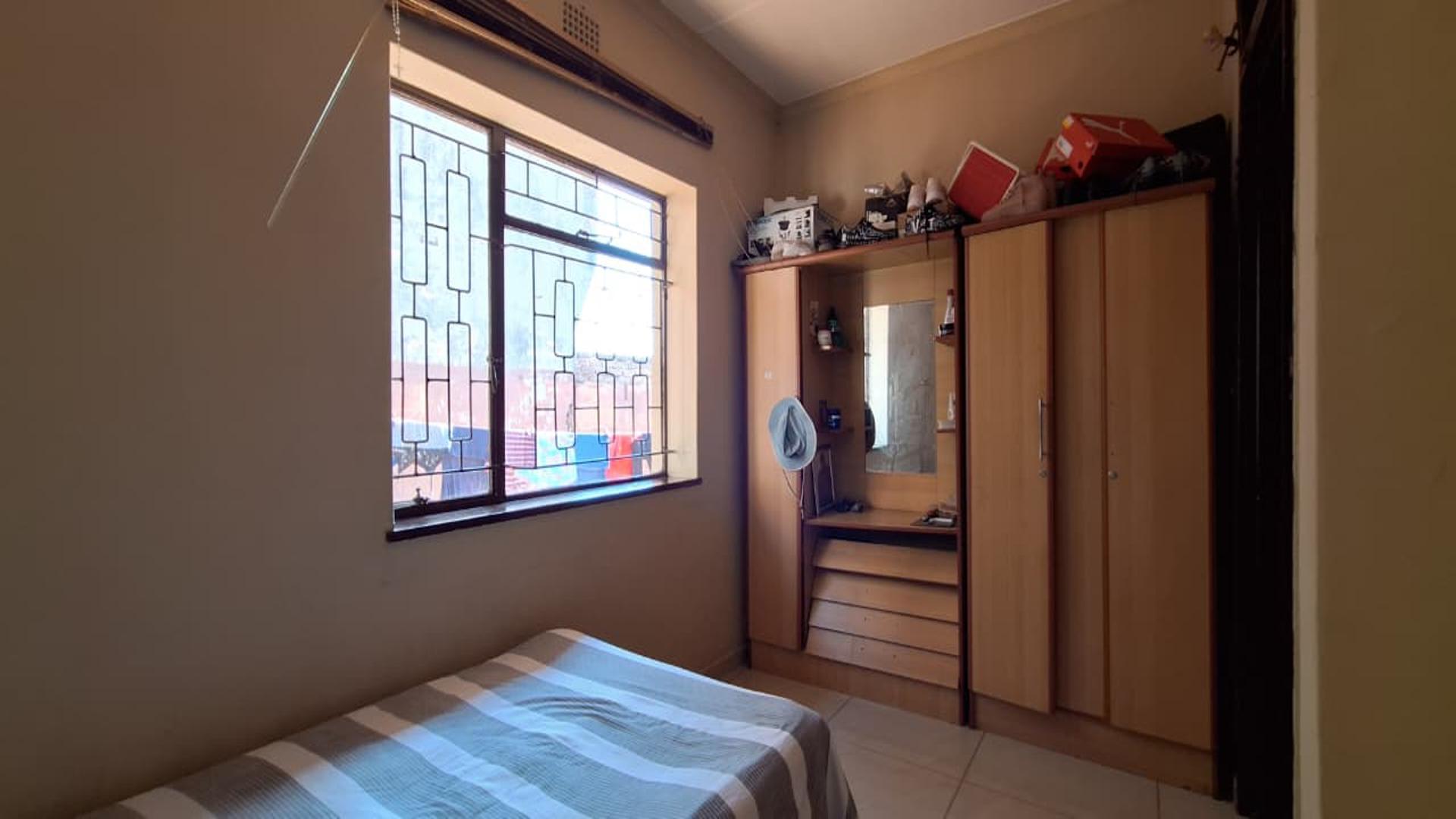 Bed Room 3 - 14 square meters of property in Newclare