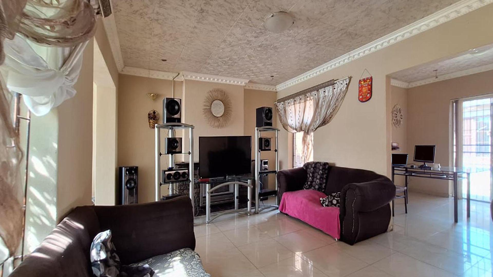 Lounges - 26 square meters of property in Newclare