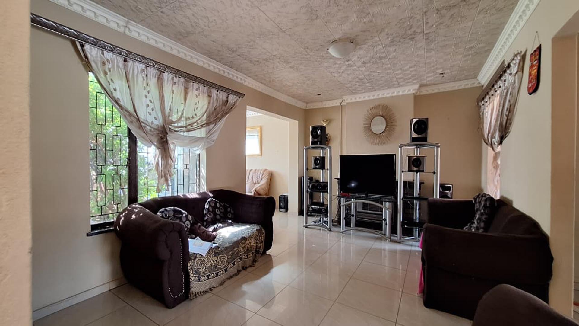 Lounges - 26 square meters of property in Newclare