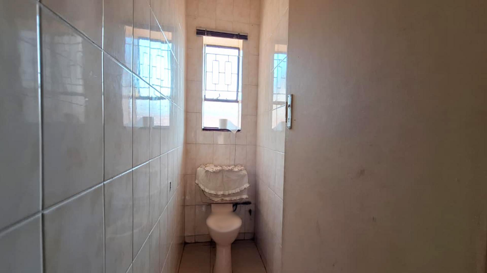 Bathroom 1 - 11 square meters of property in Newclare