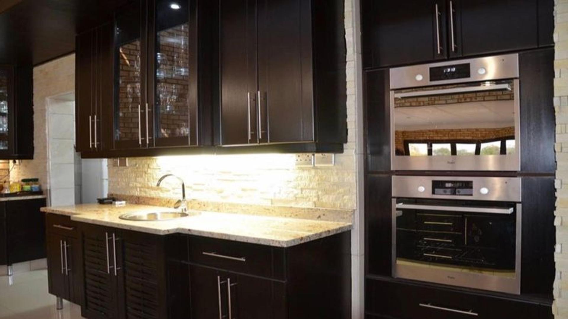 Kitchen - 26 square meters of property in Vaal Oewer