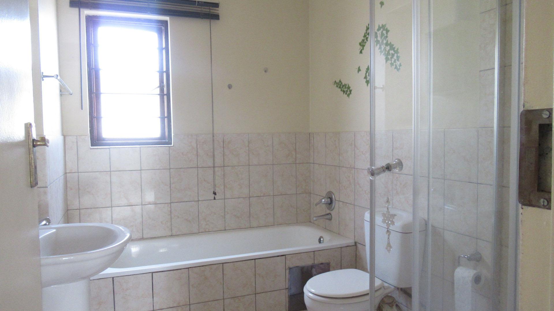 Bathroom 1 - 7 square meters of property in Midrand