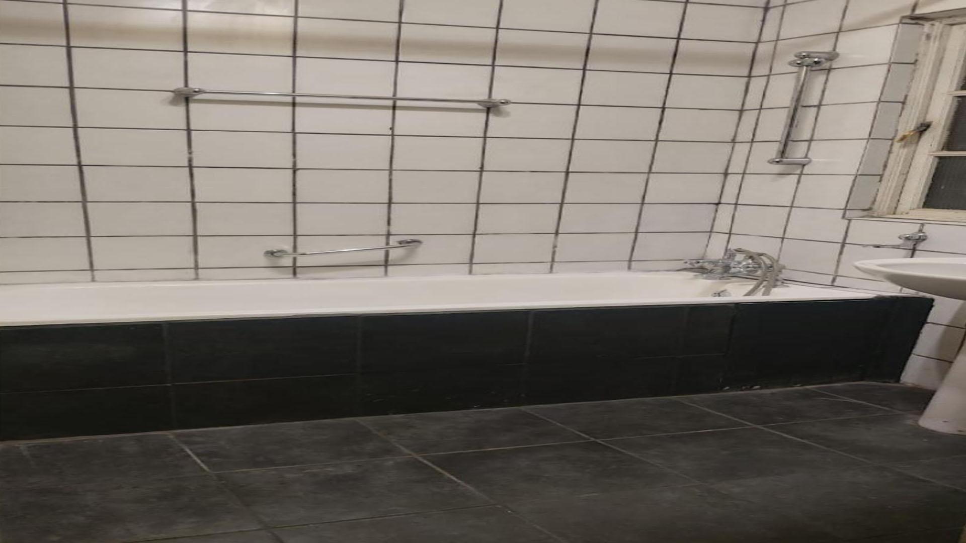 Bathroom 1 of property in Port Elizabeth Central