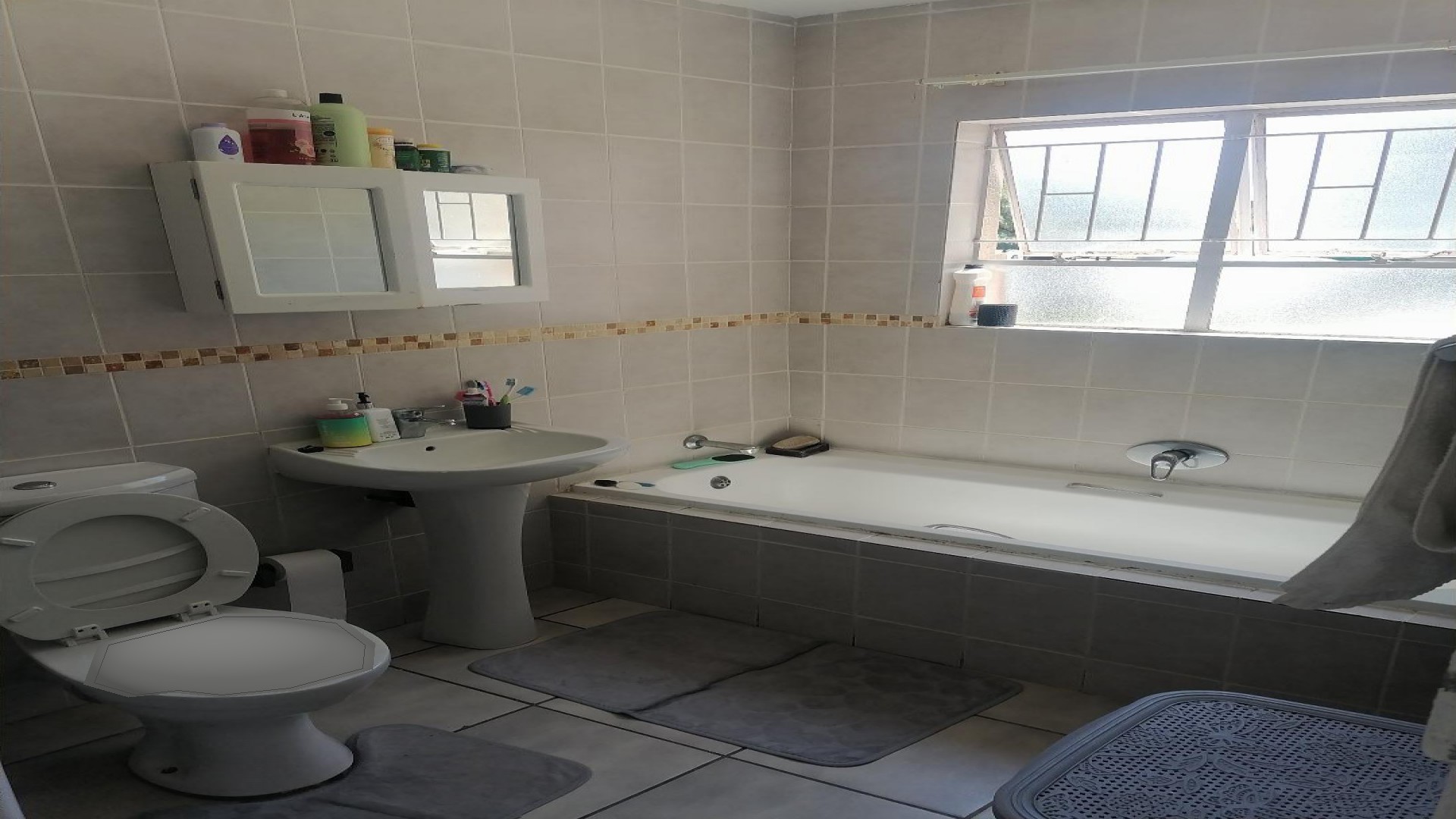Bathroom 1 - 7 square meters of property in Aeroton