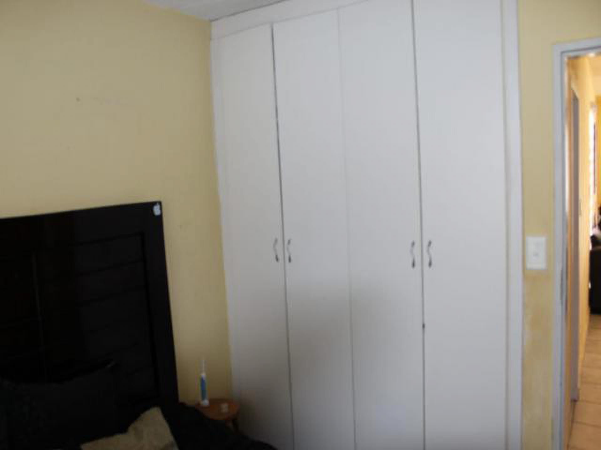 Bed Room 1 - 11 square meters of property in Aeroton