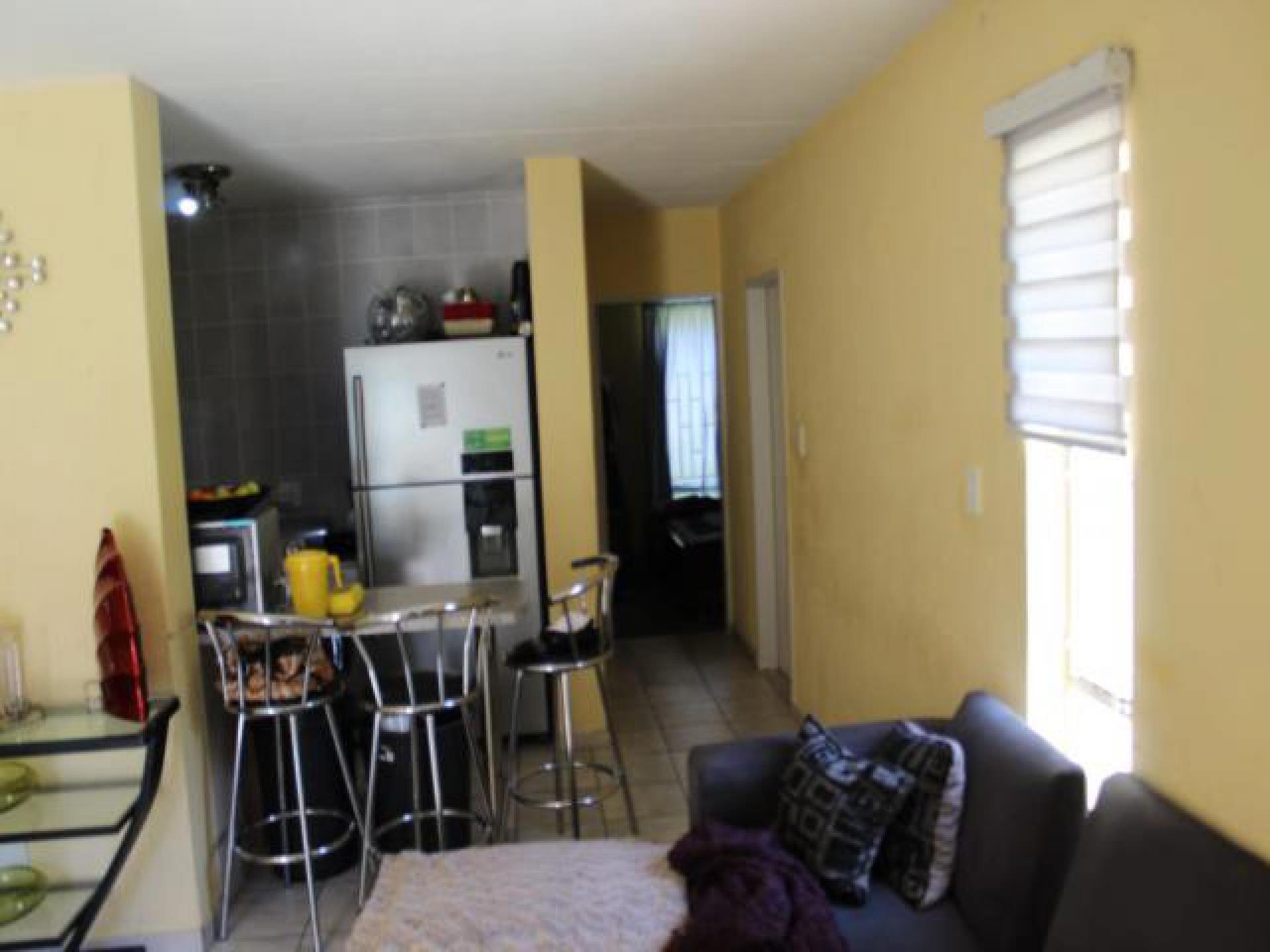 Lounges - 16 square meters of property in Aeroton