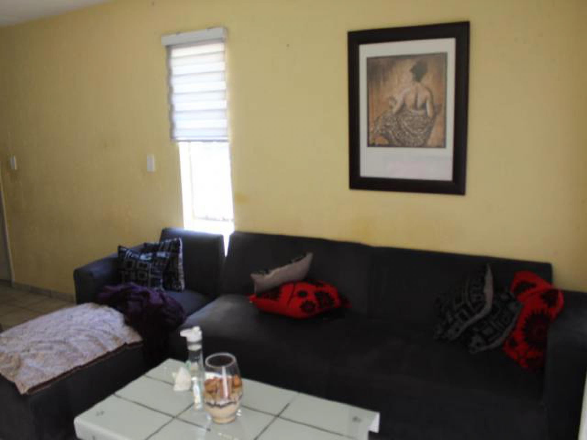 Lounges - 16 square meters of property in Aeroton