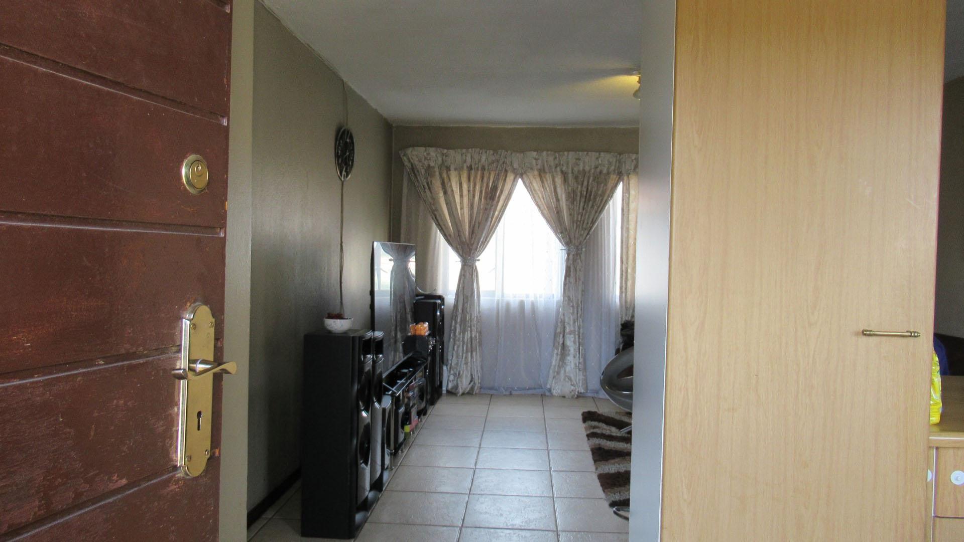 Front View of property in Weltevreden Park