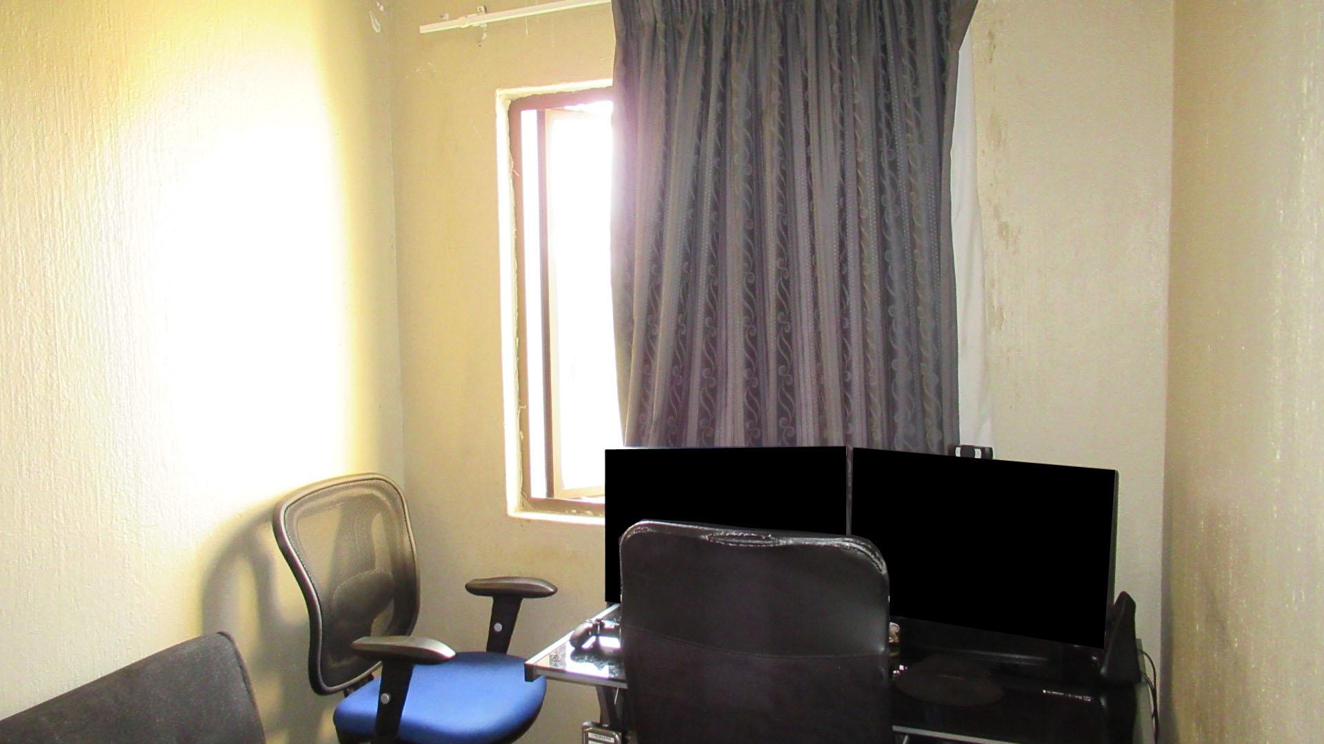 Bed Room 1 - 9 square meters of property in Weltevreden Park