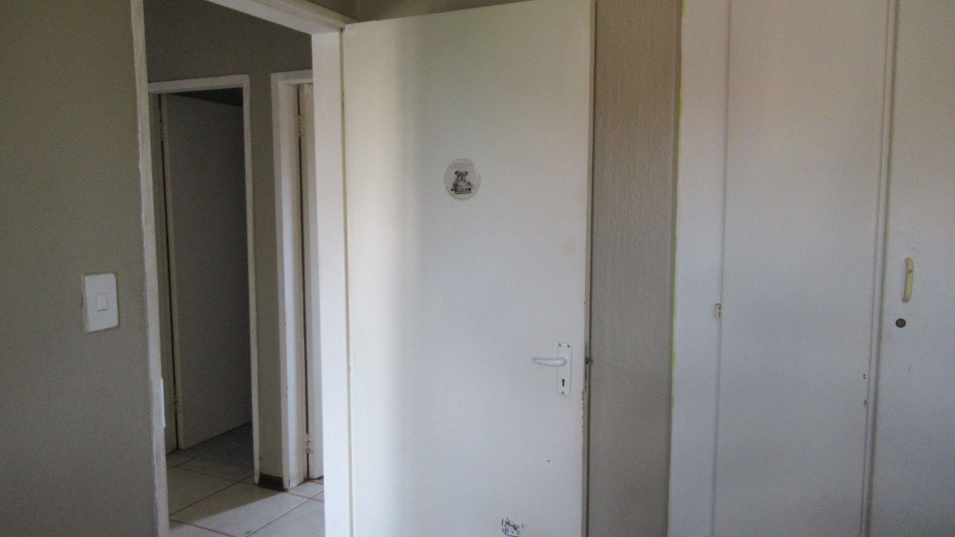 Bed Room 1 - 9 square meters of property in Weltevreden Park