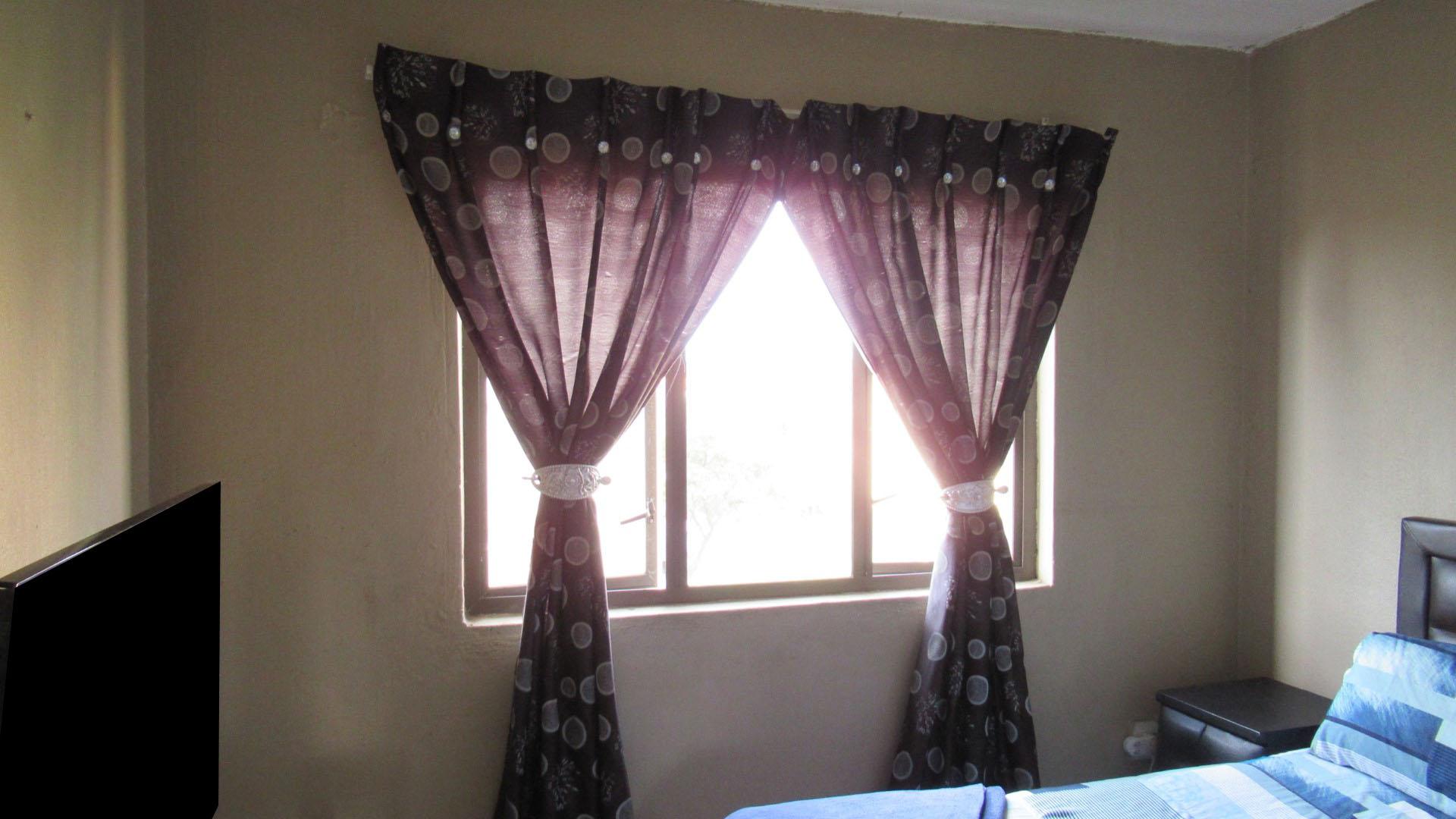 Main Bedroom - 14 square meters of property in Weltevreden Park