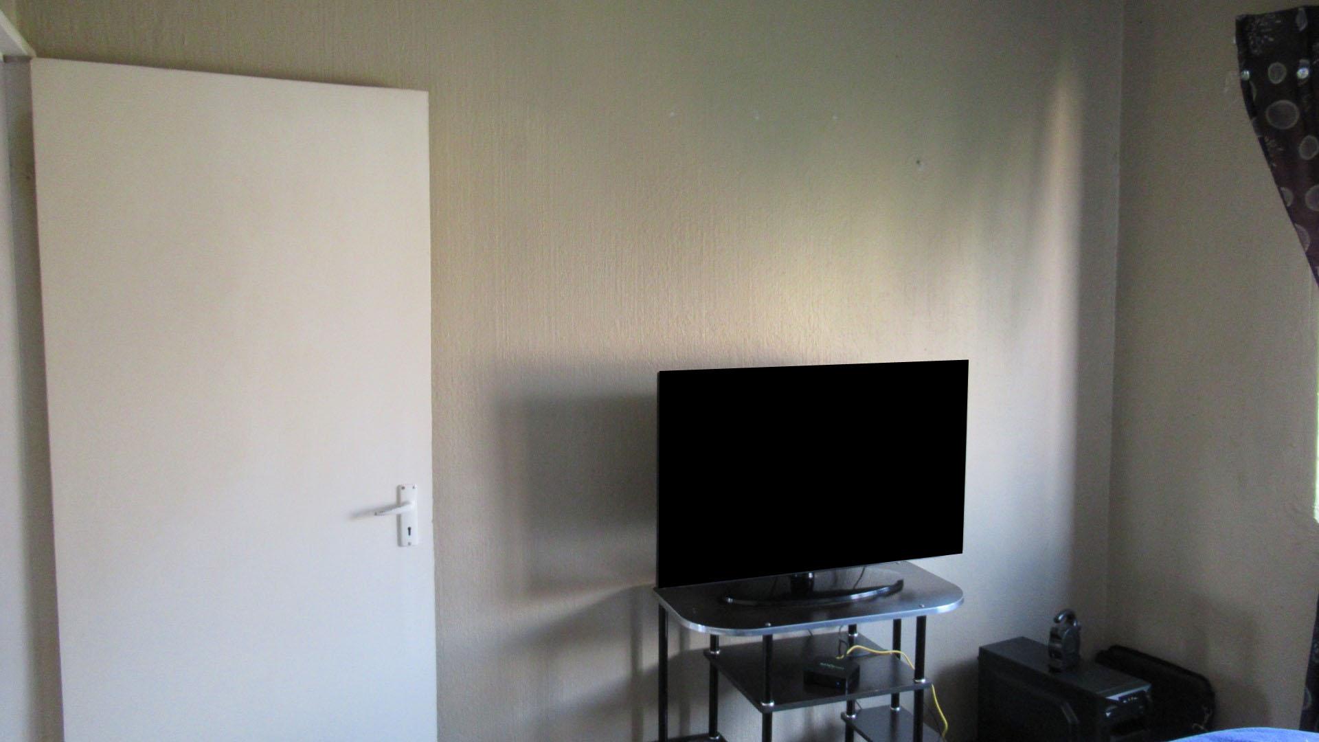 Main Bedroom - 14 square meters of property in Weltevreden Park