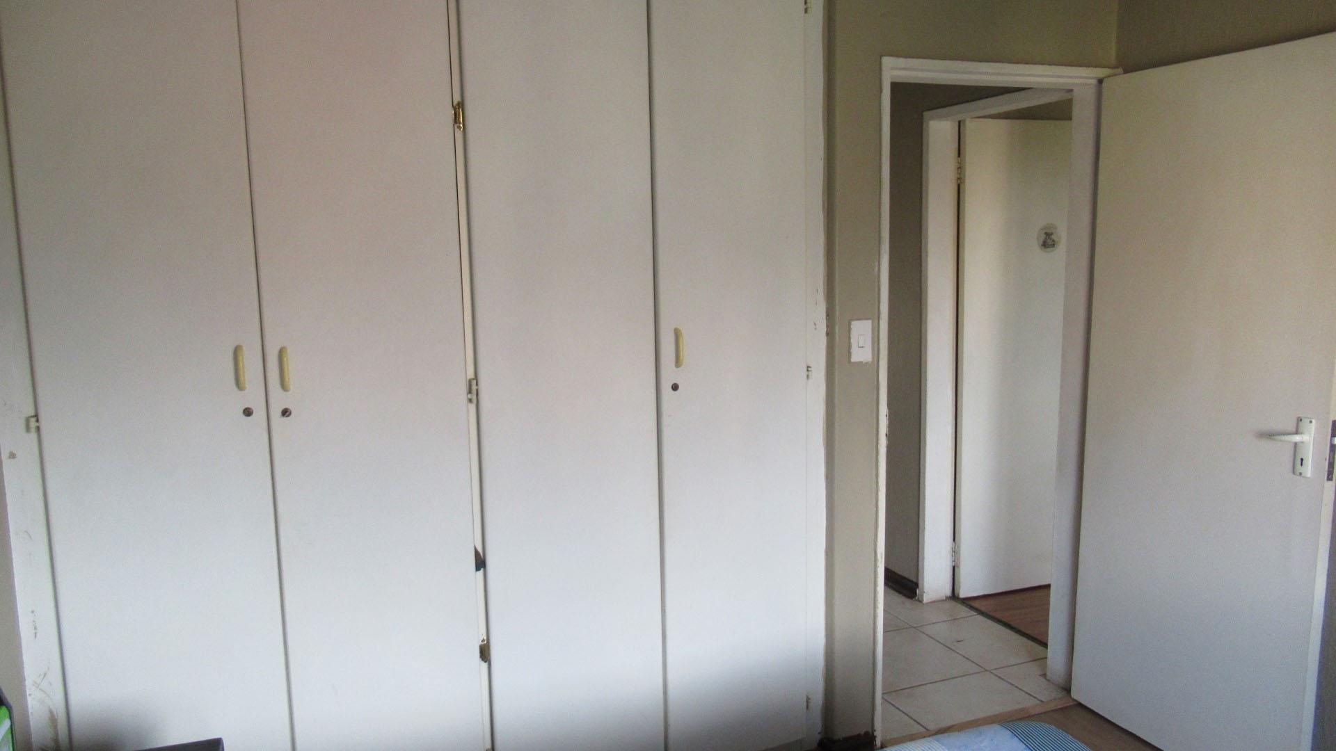 Main Bedroom - 14 square meters of property in Weltevreden Park