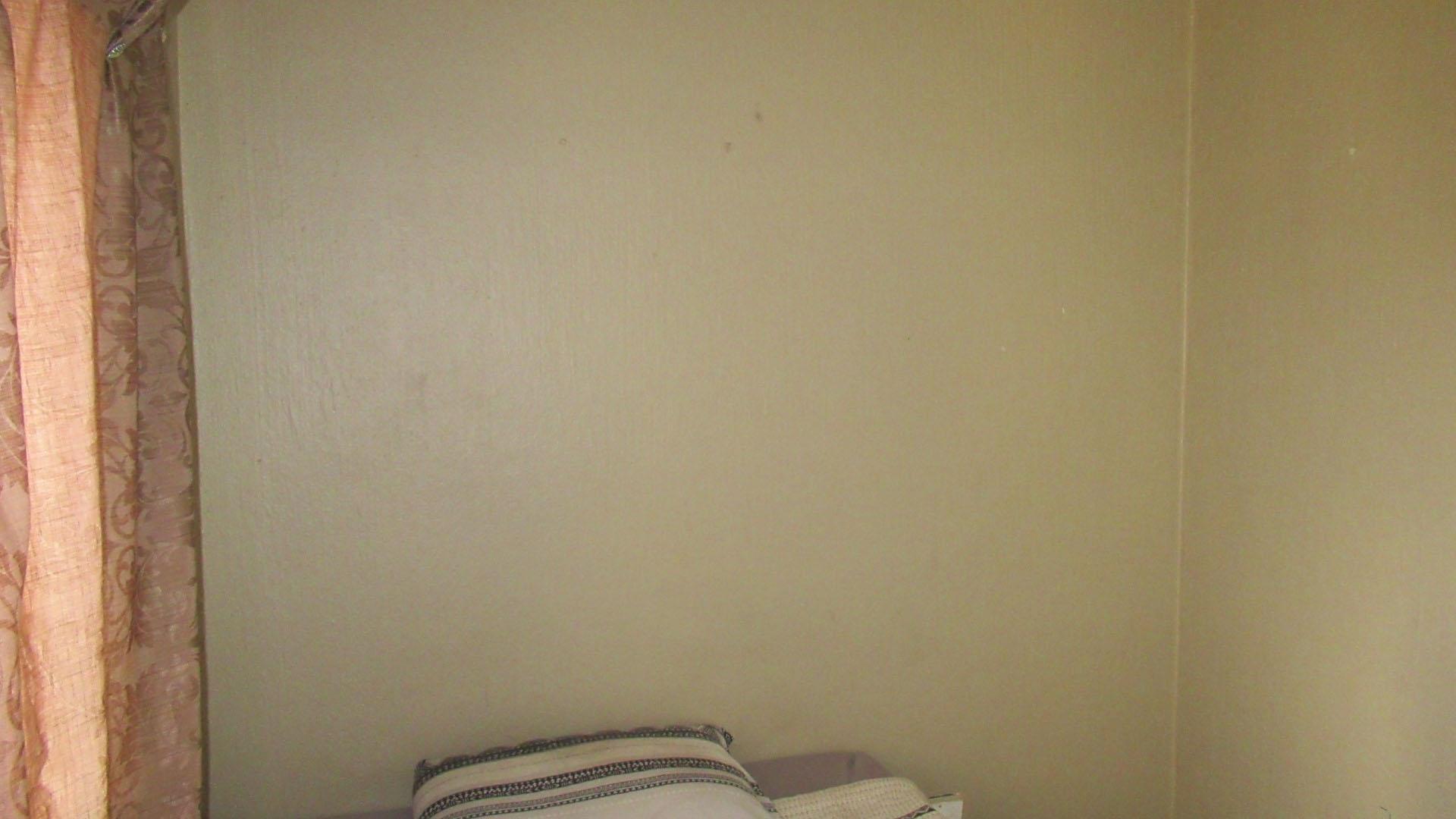 Bed Room 2 - 10 square meters of property in Weltevreden Park