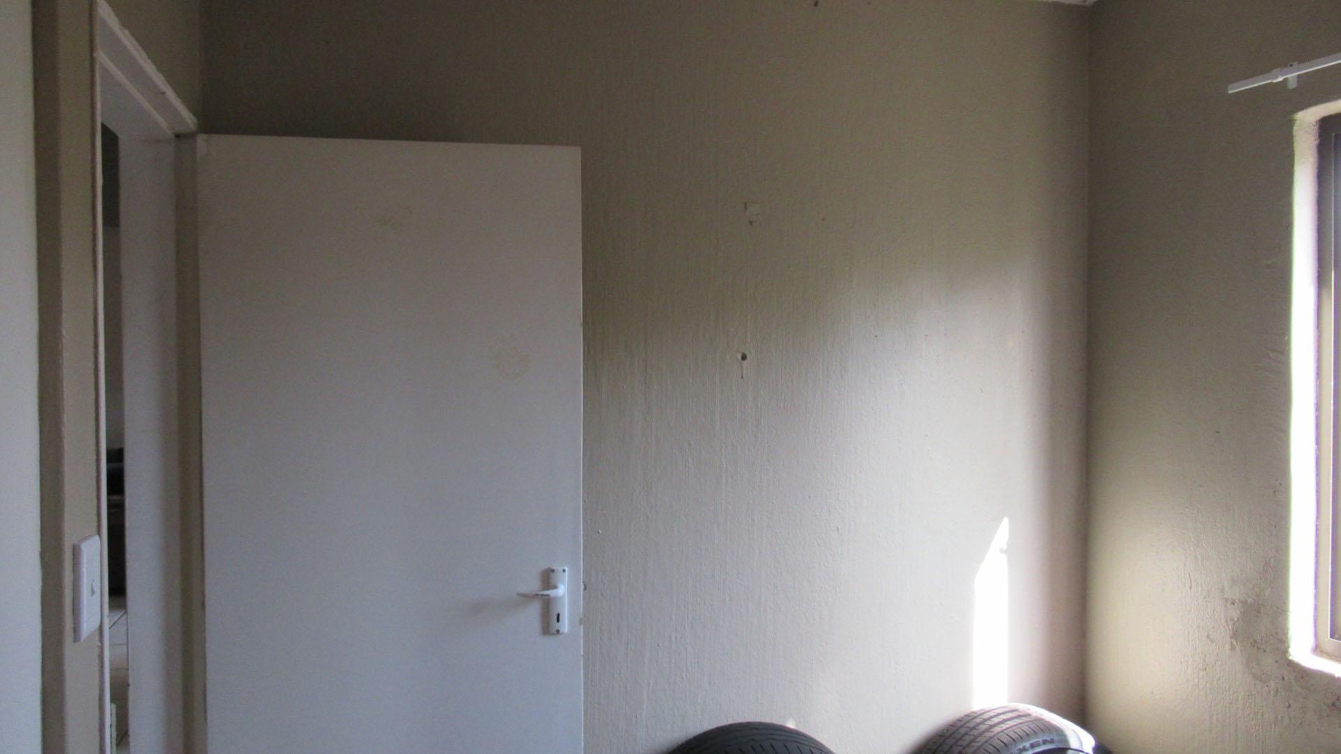 Bed Room 2 - 10 square meters of property in Weltevreden Park