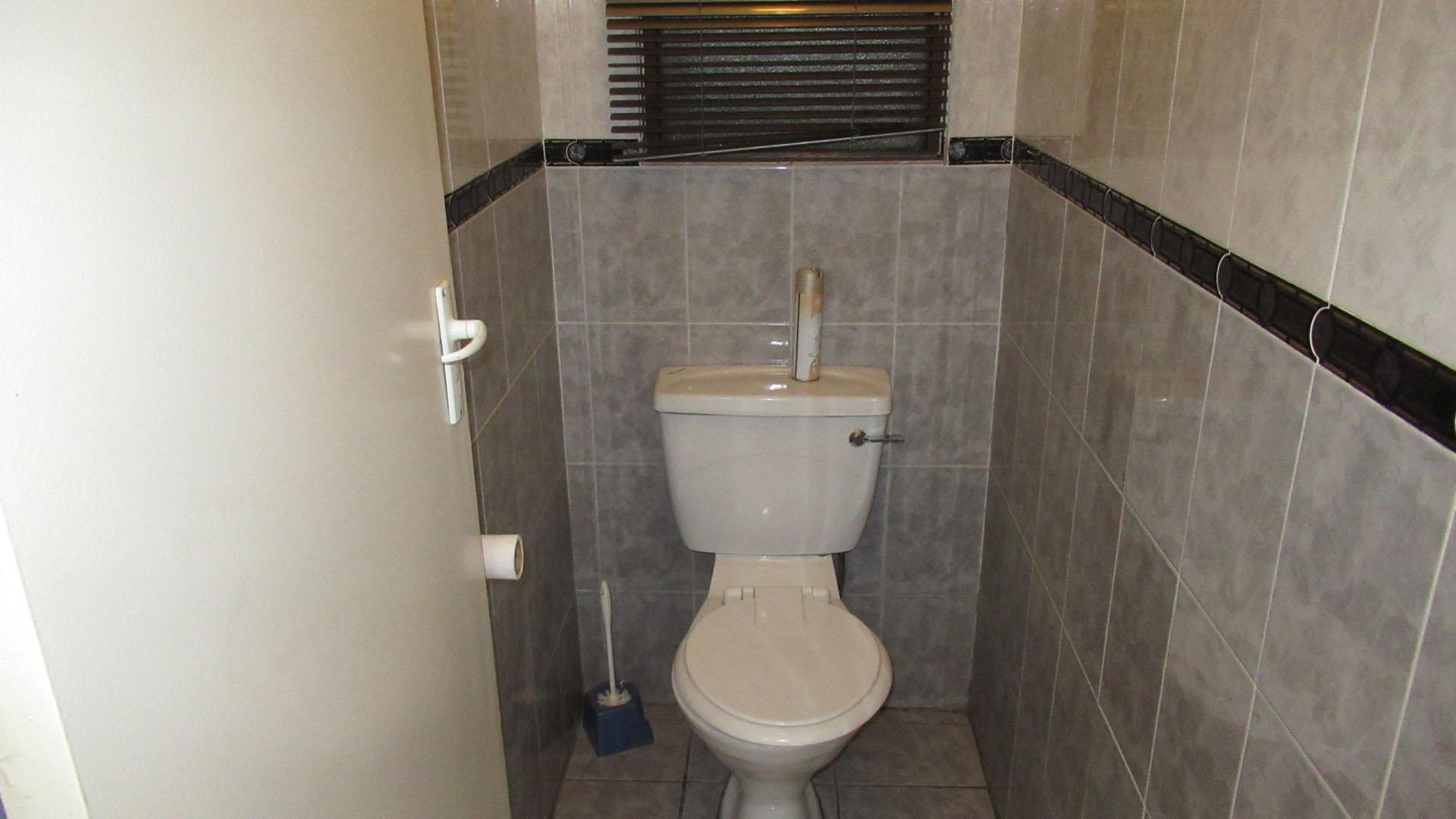 Bathroom 1 - 6 square meters of property in Weltevreden Park