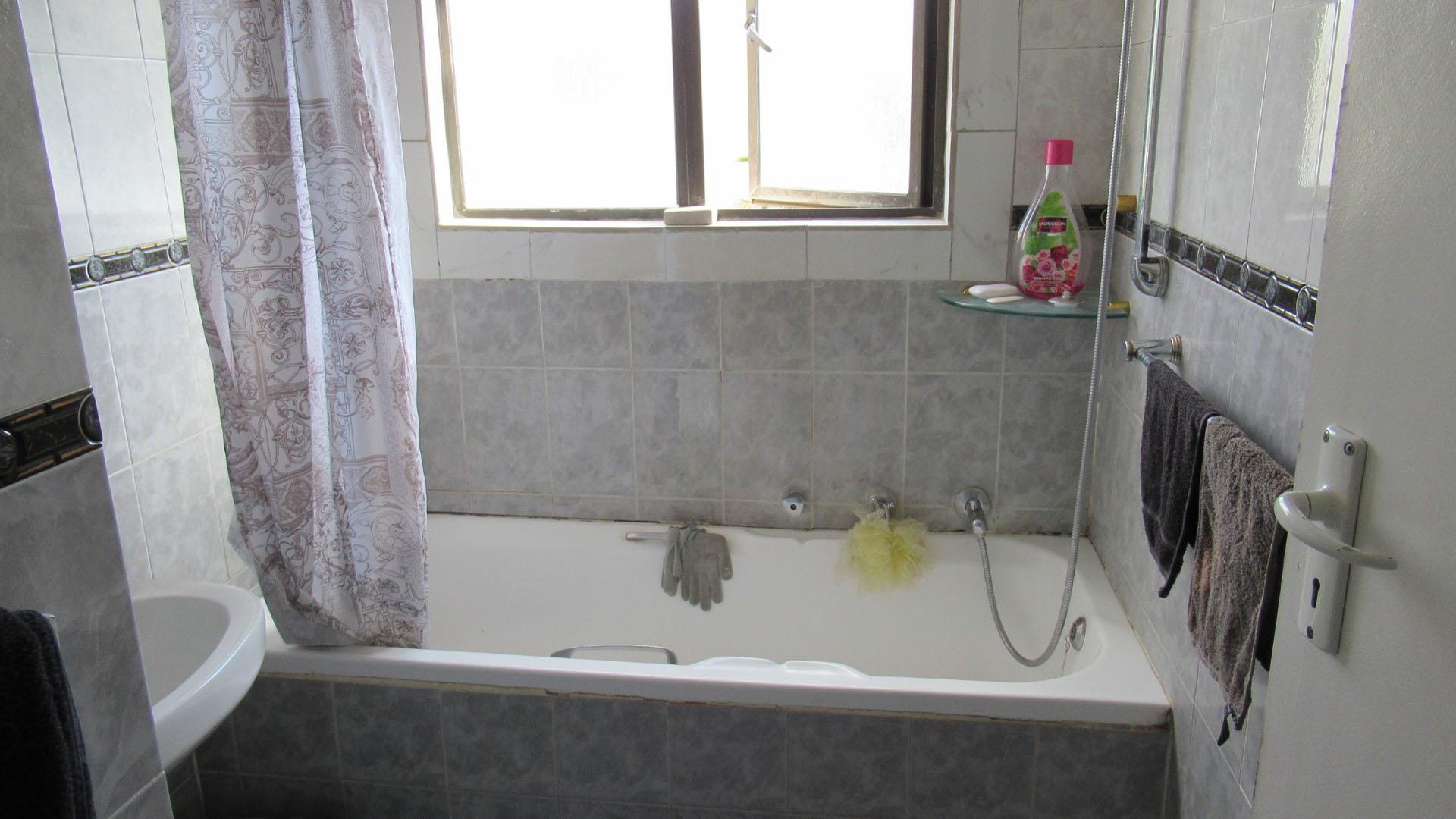 Bathroom 1 - 6 square meters of property in Weltevreden Park
