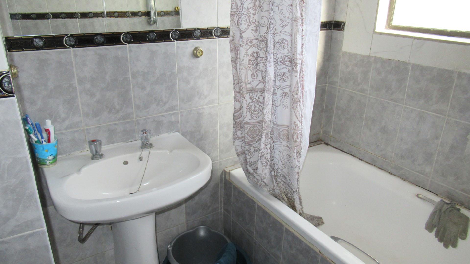 Bathroom 1 - 6 square meters of property in Weltevreden Park