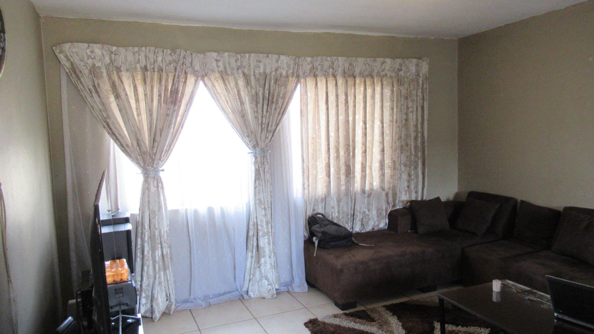 Lounges - 21 square meters of property in Weltevreden Park