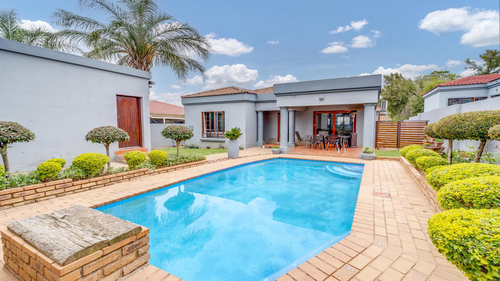 Swimming Pool of property in Sharonlea