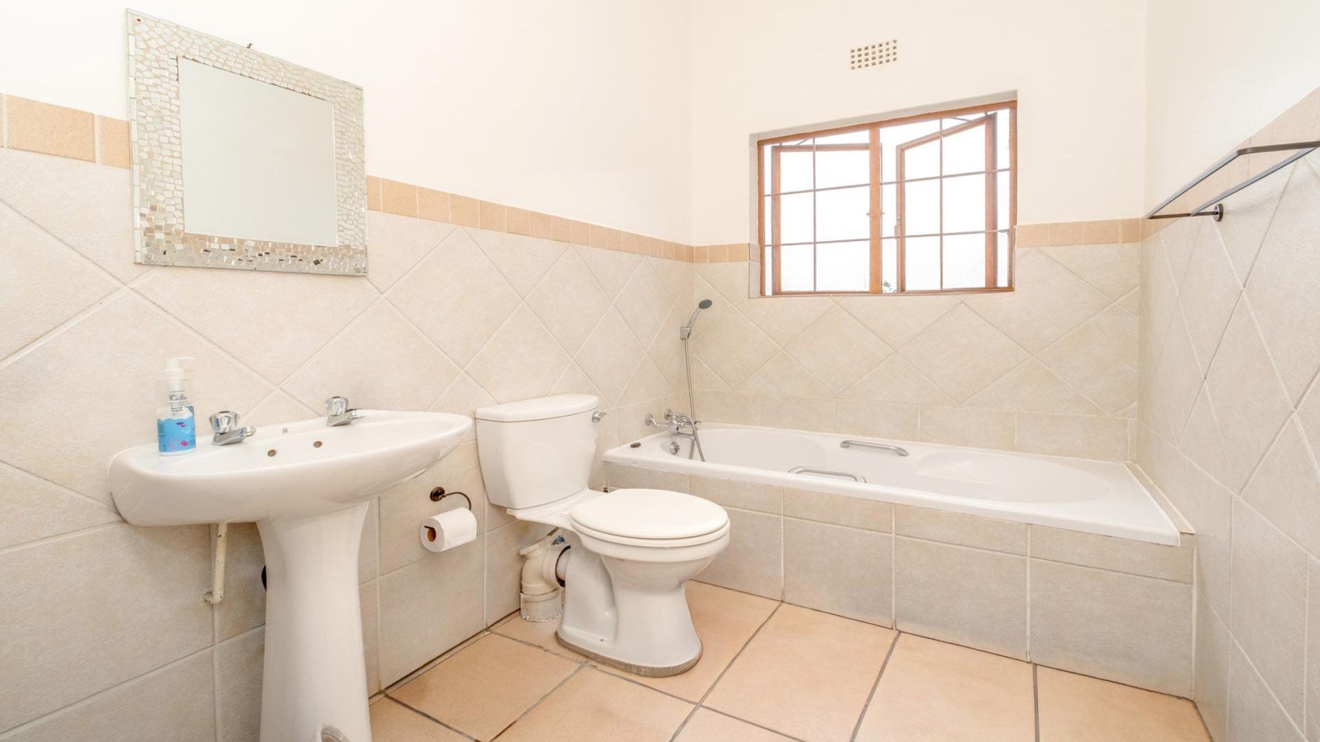 Bathroom 1 - 6 square meters of property in Sharonlea