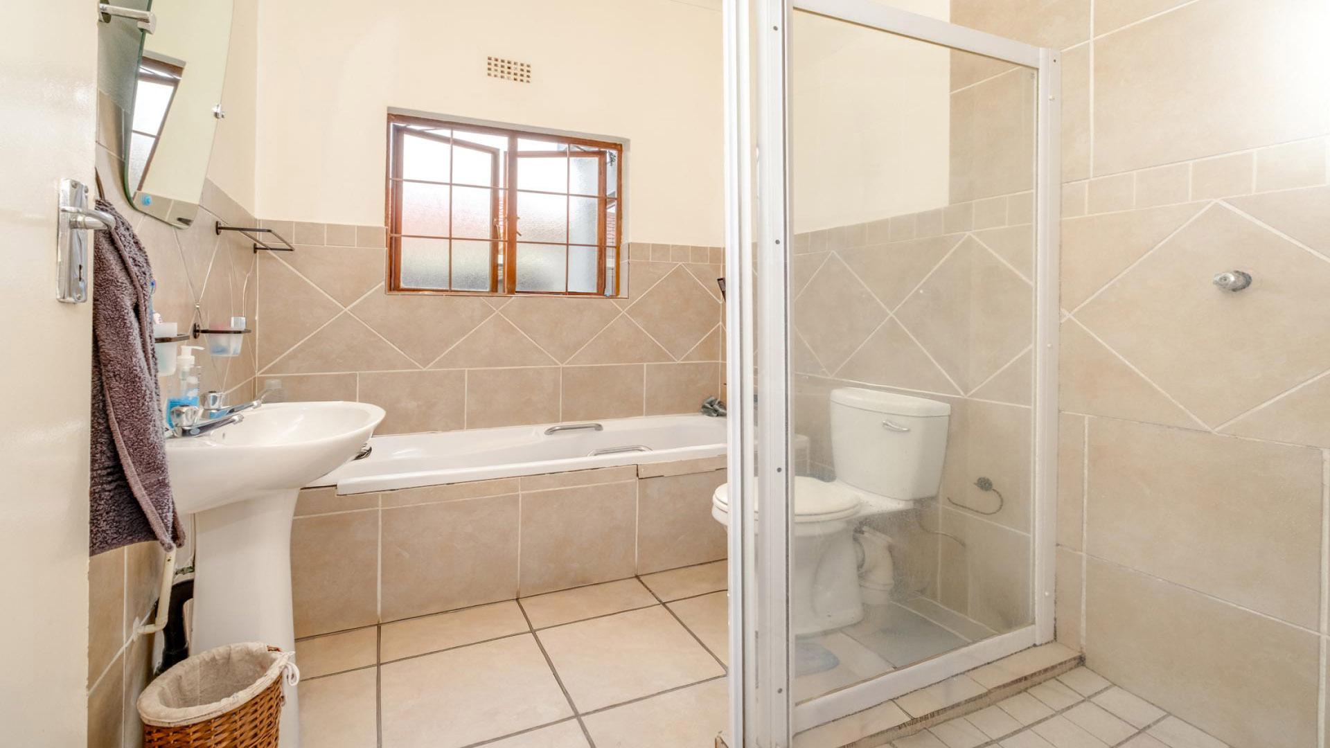 Bathroom 2 of property in Sharonlea