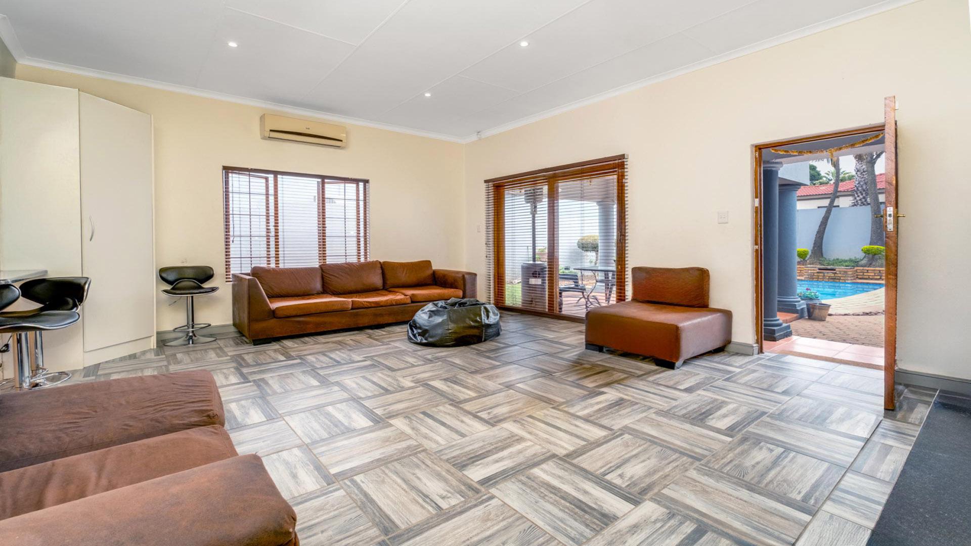 Lounges - 26 square meters of property in Sharonlea