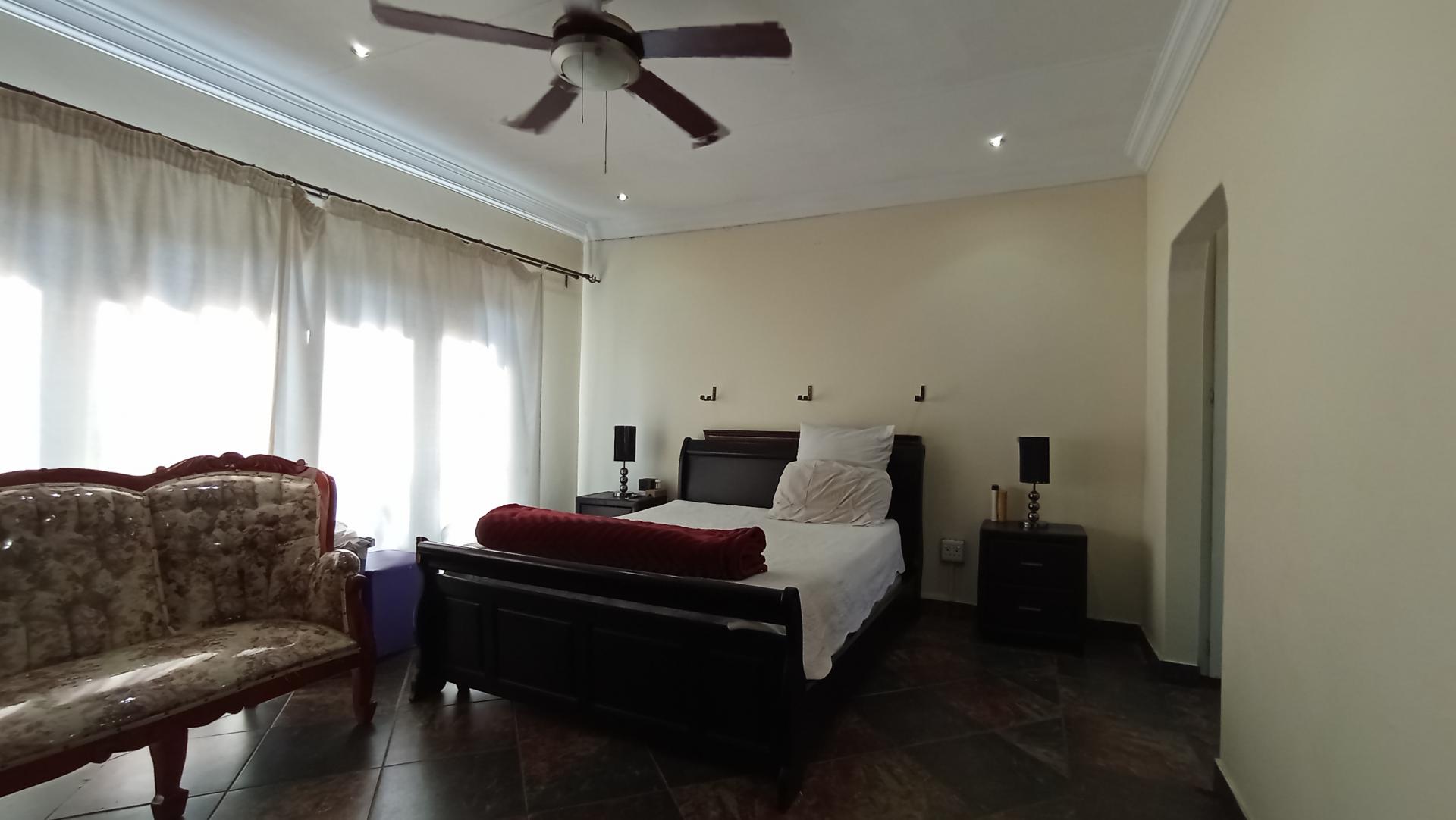 Main Bedroom - 33 square meters of property in Theresapark