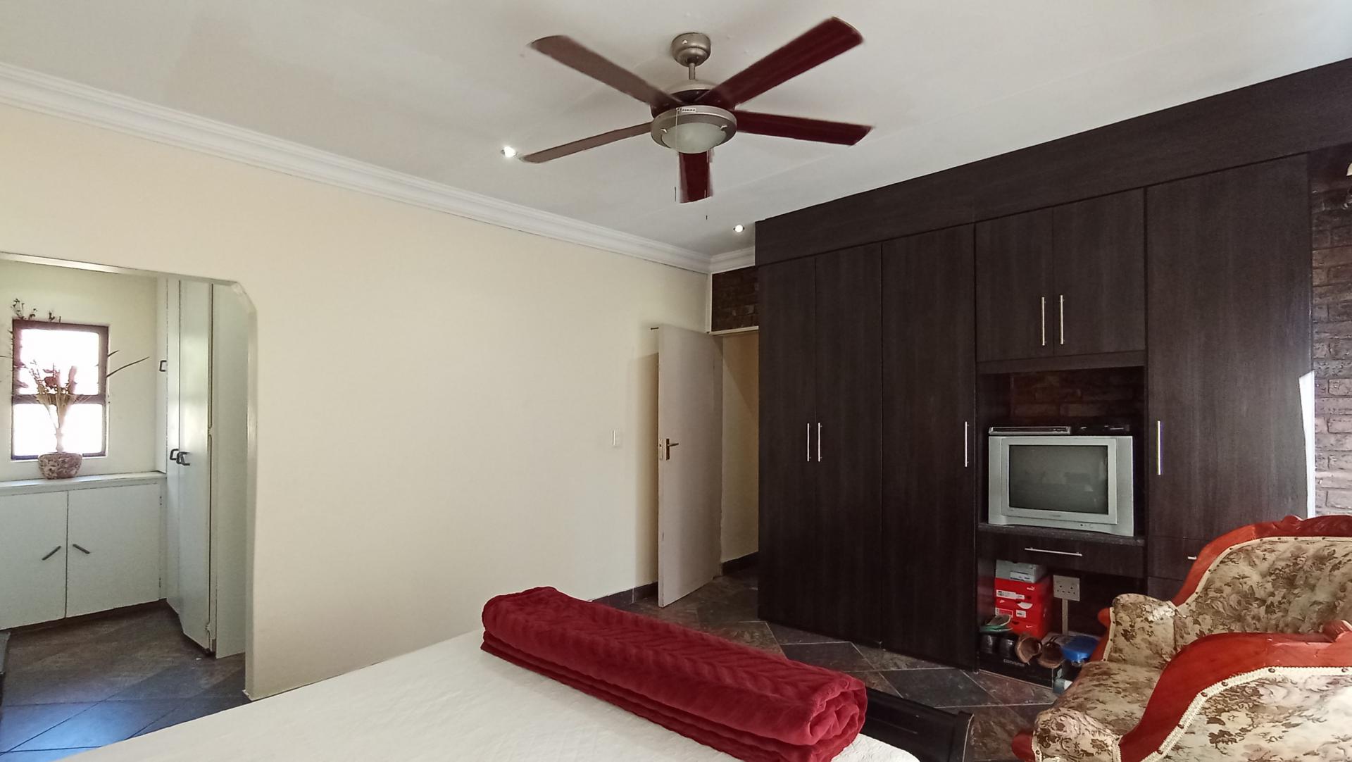 Main Bedroom - 33 square meters of property in Theresapark