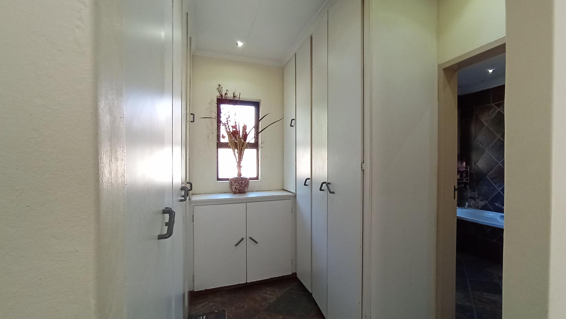 Main Bedroom - 33 square meters of property in Theresapark