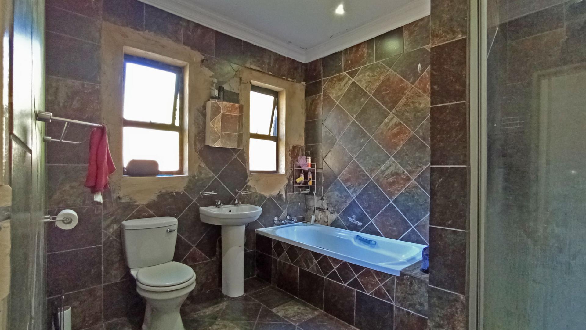 Main Bathroom - 10 square meters of property in Theresapark