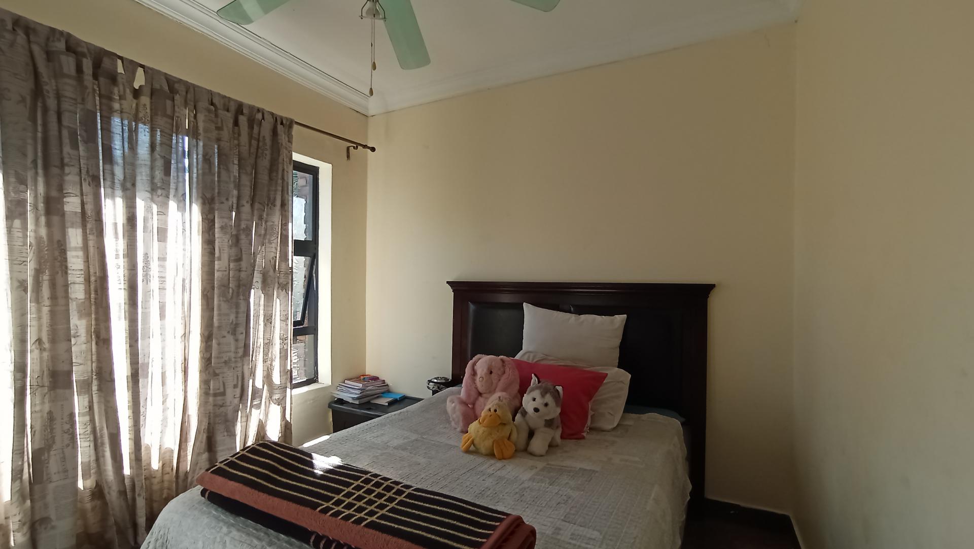 Bed Room 1 - 16 square meters of property in Theresapark