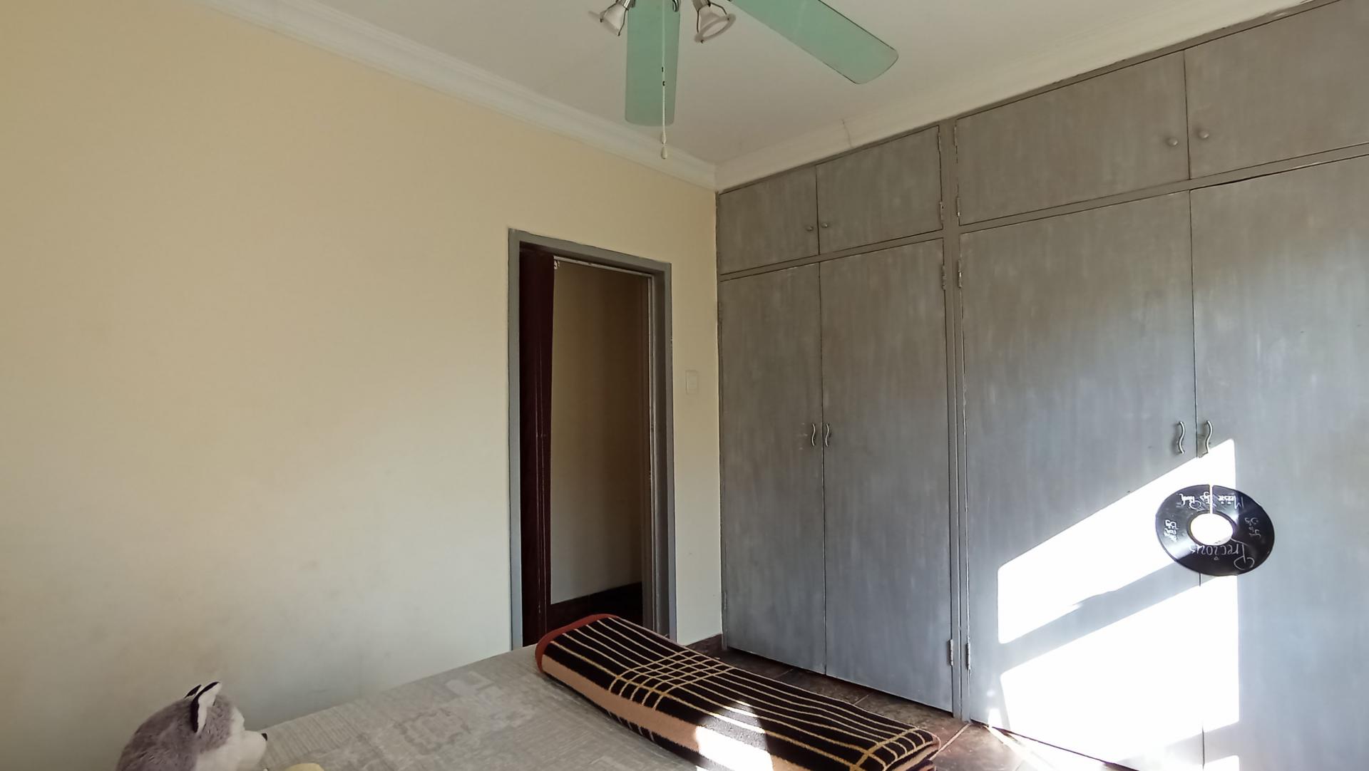 Bed Room 1 - 16 square meters of property in Theresapark