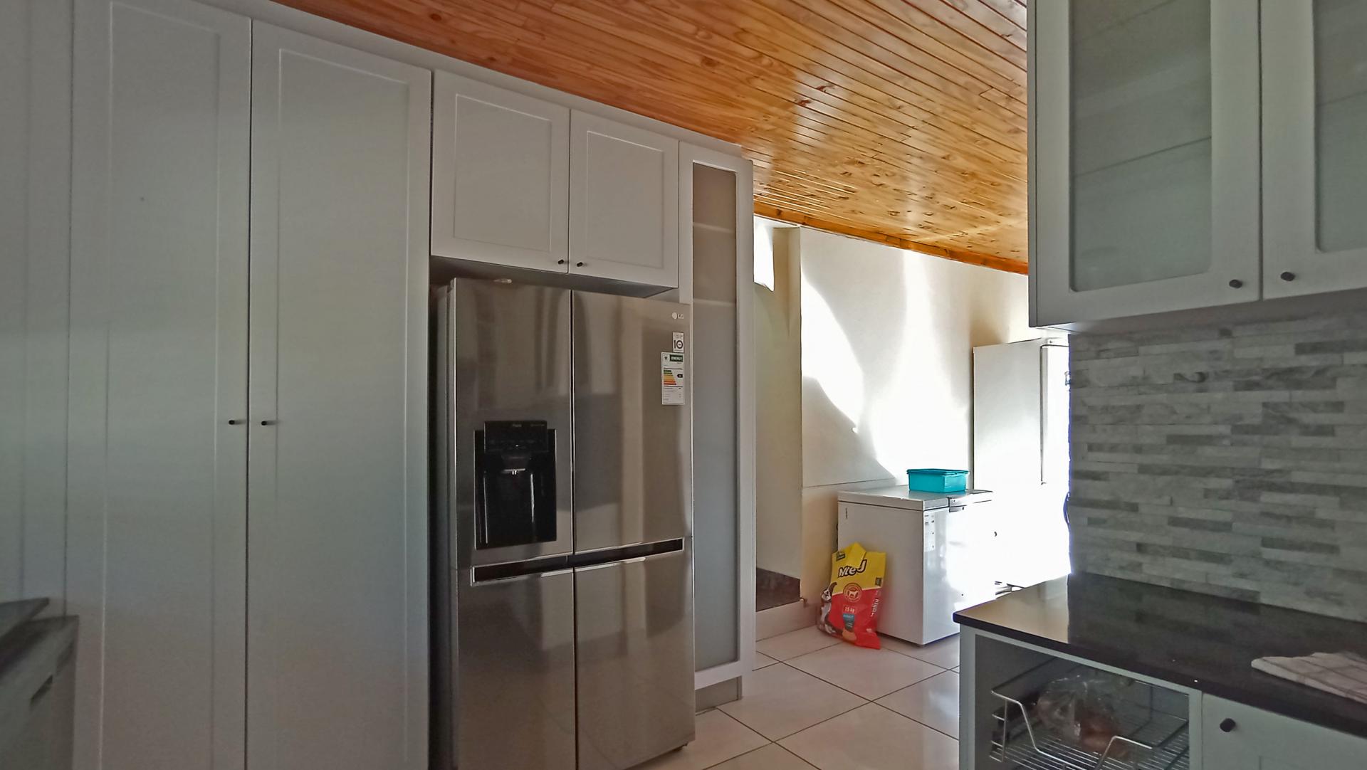 Kitchen - 14 square meters of property in Theresapark