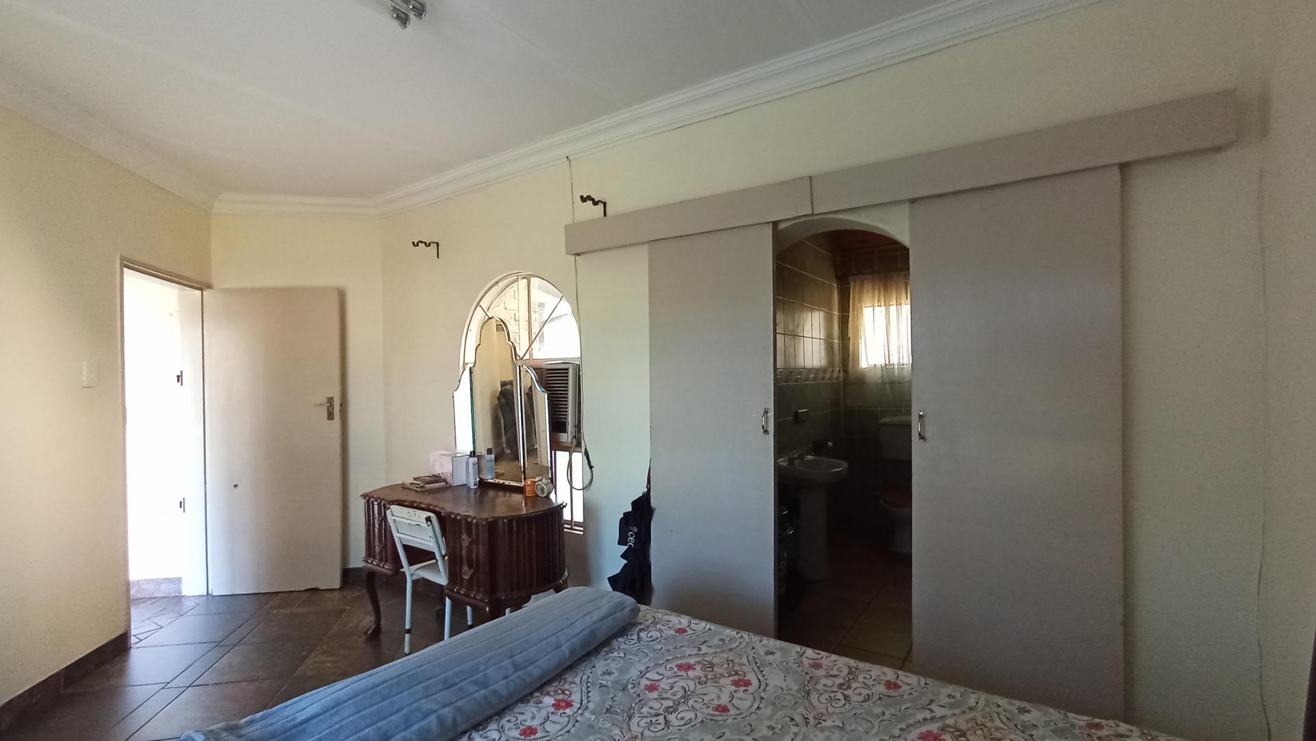 Bed Room 2 - 14 square meters of property in Theresapark