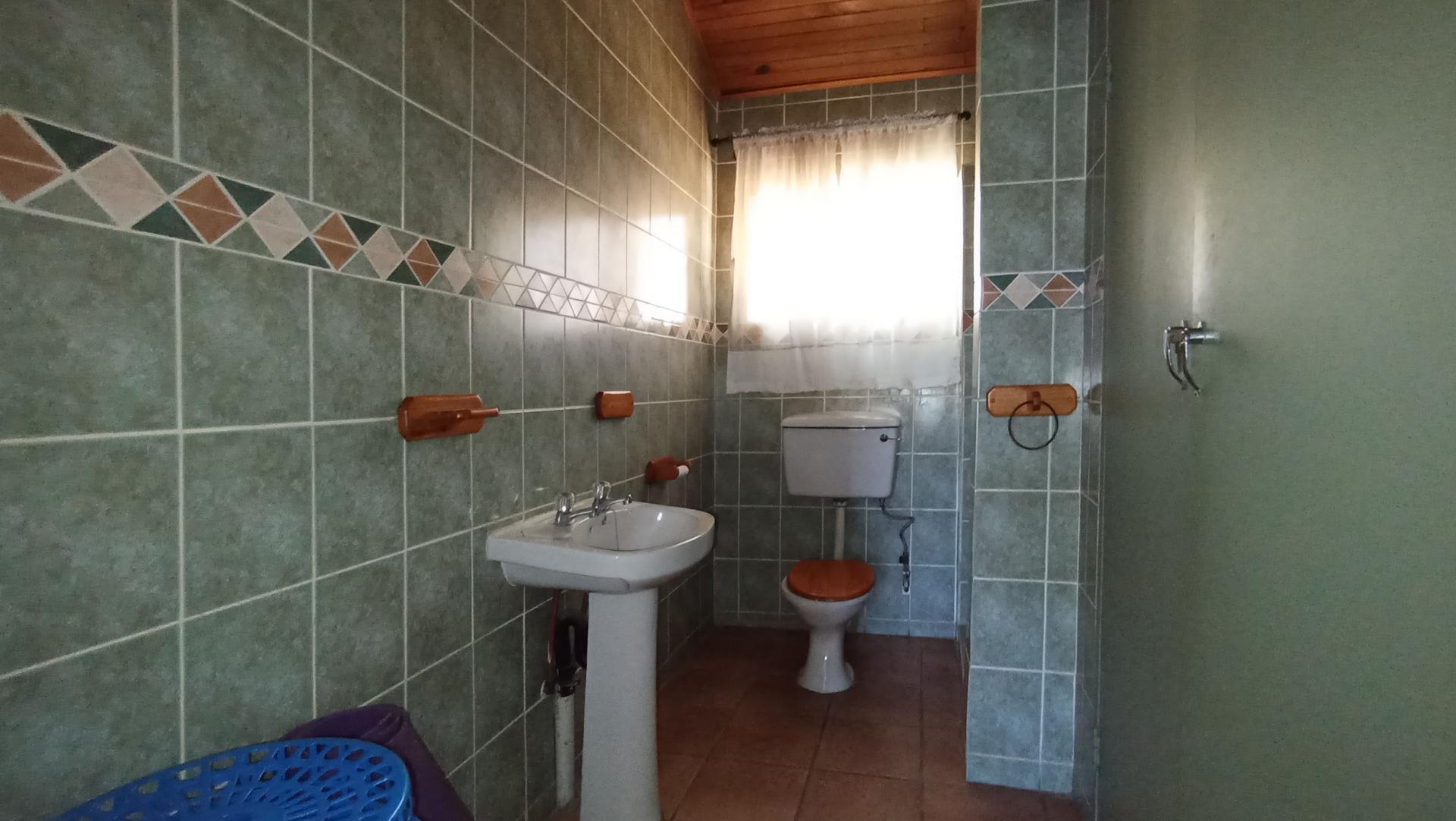 Bathroom 2 - 7 square meters of property in Theresapark