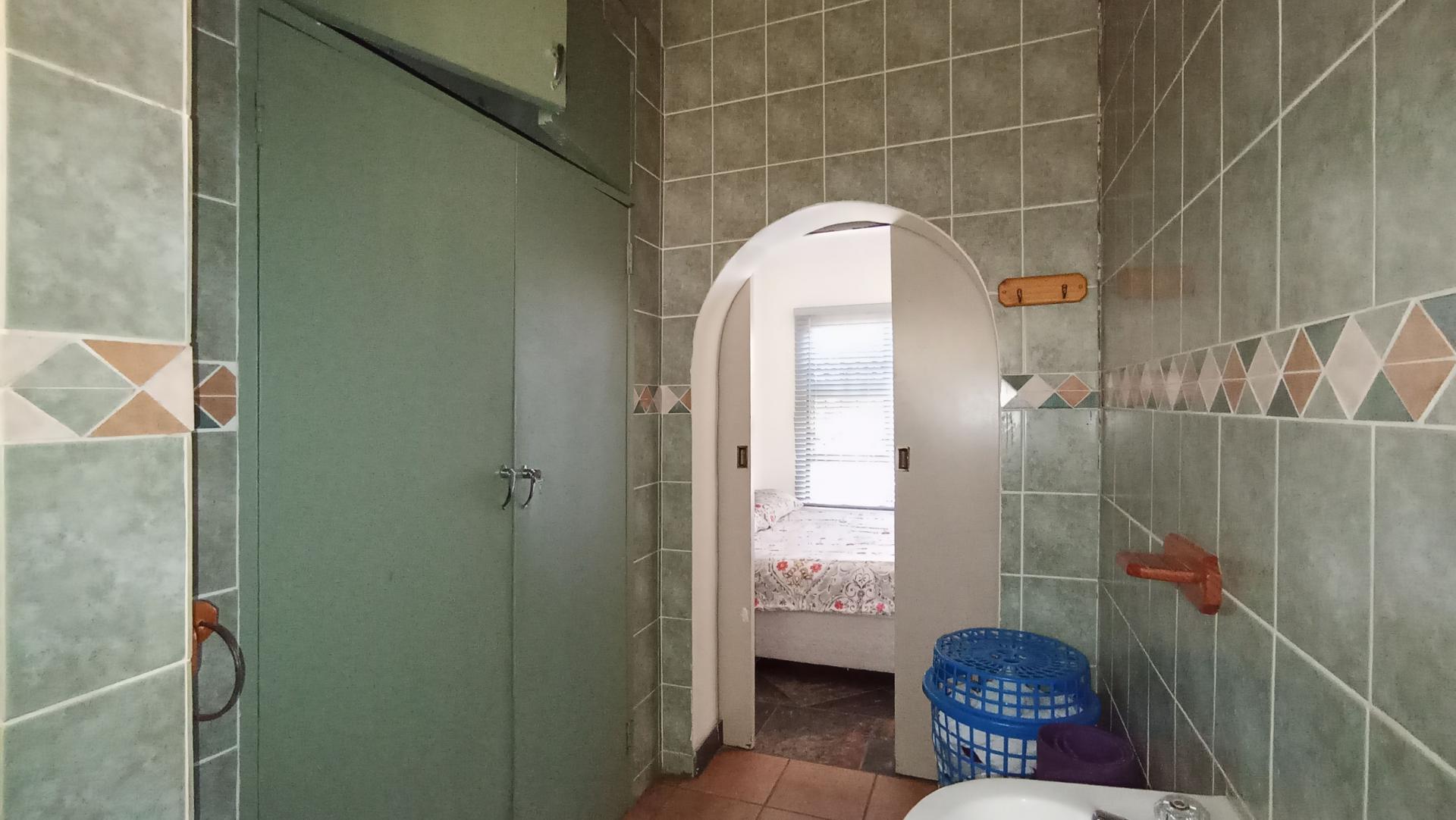 Bathroom 2 - 7 square meters of property in Theresapark