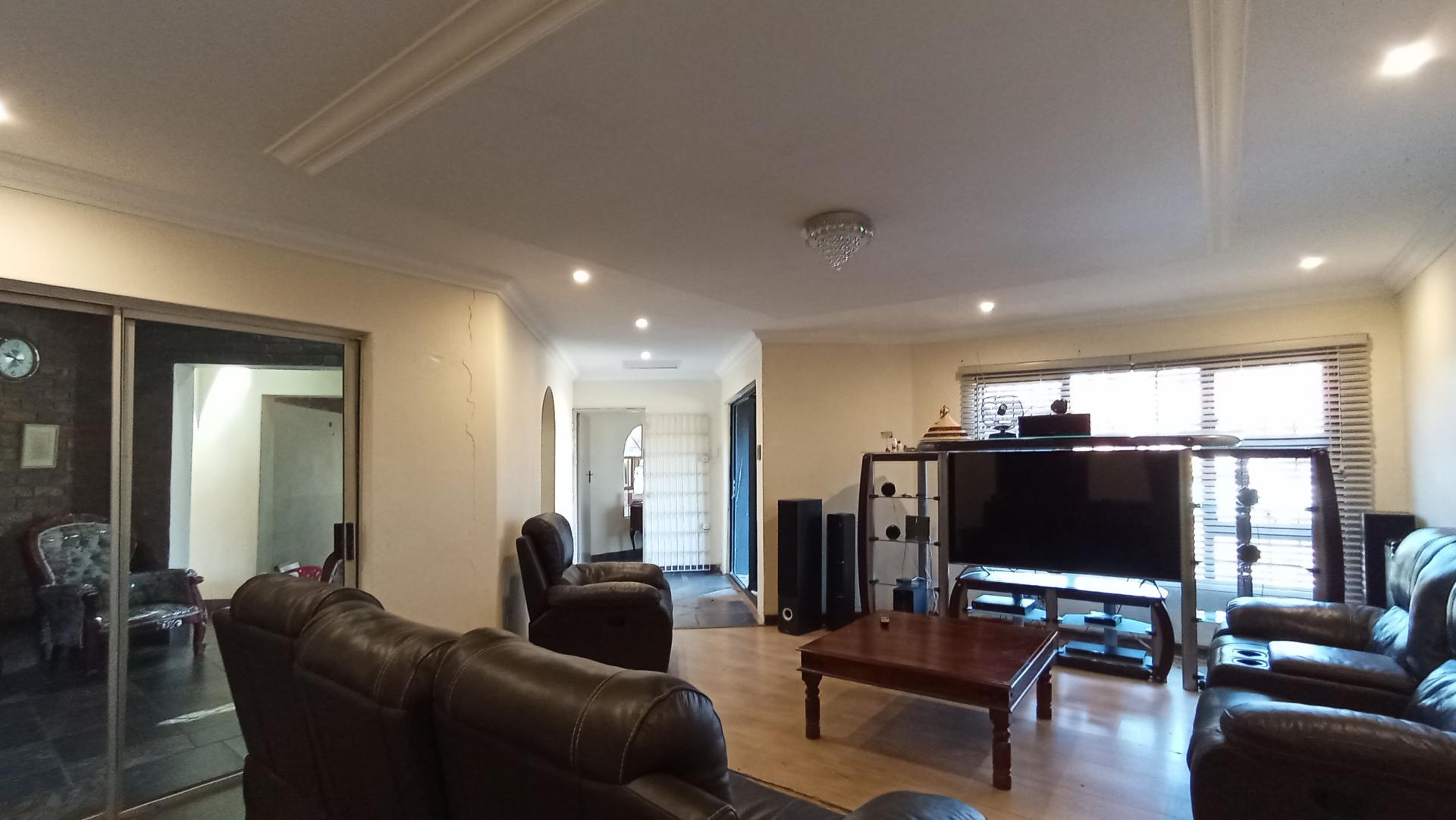 Lounges - 29 square meters of property in Theresapark