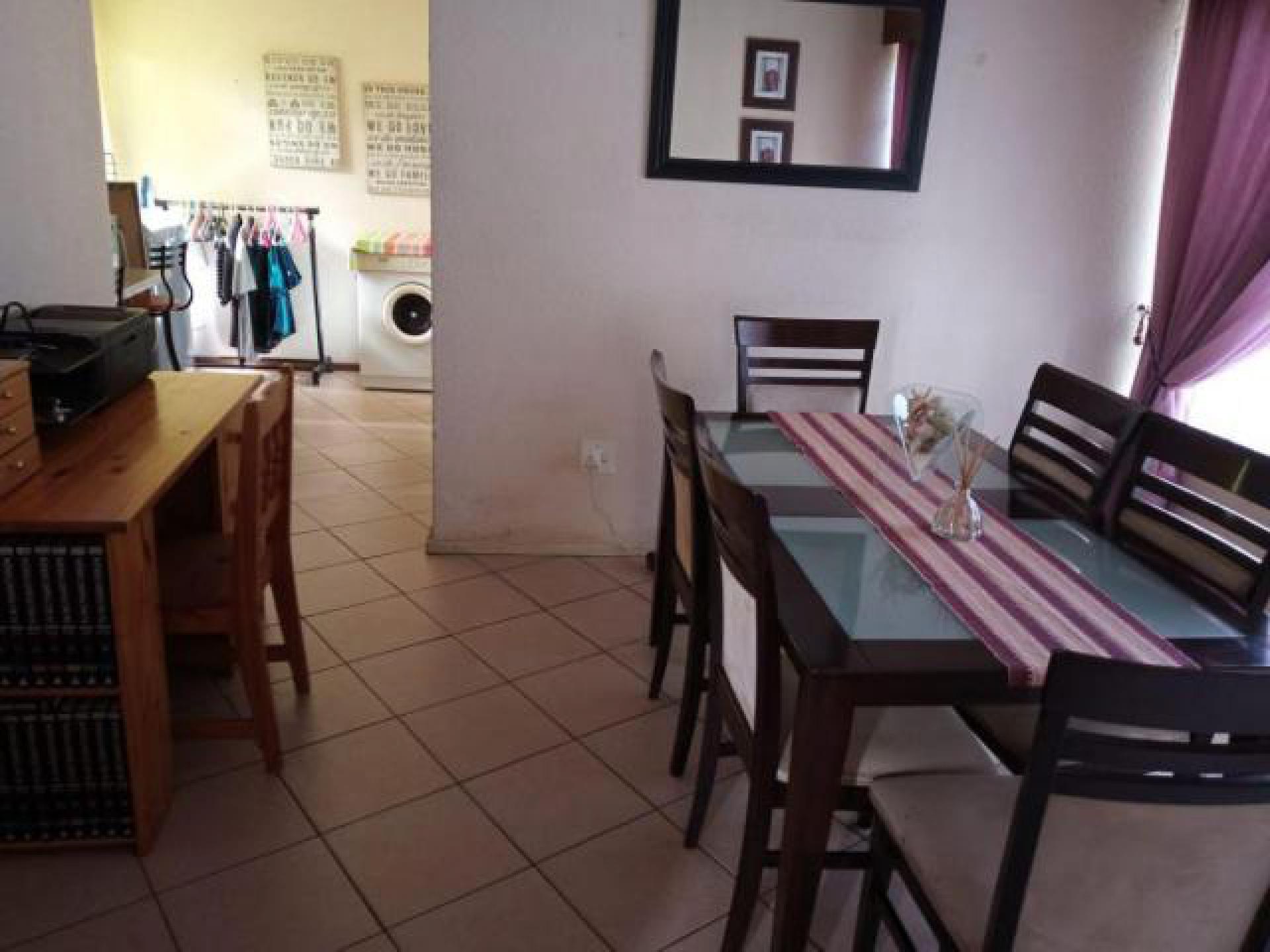 Dining Room of property in Rant-En-Dal