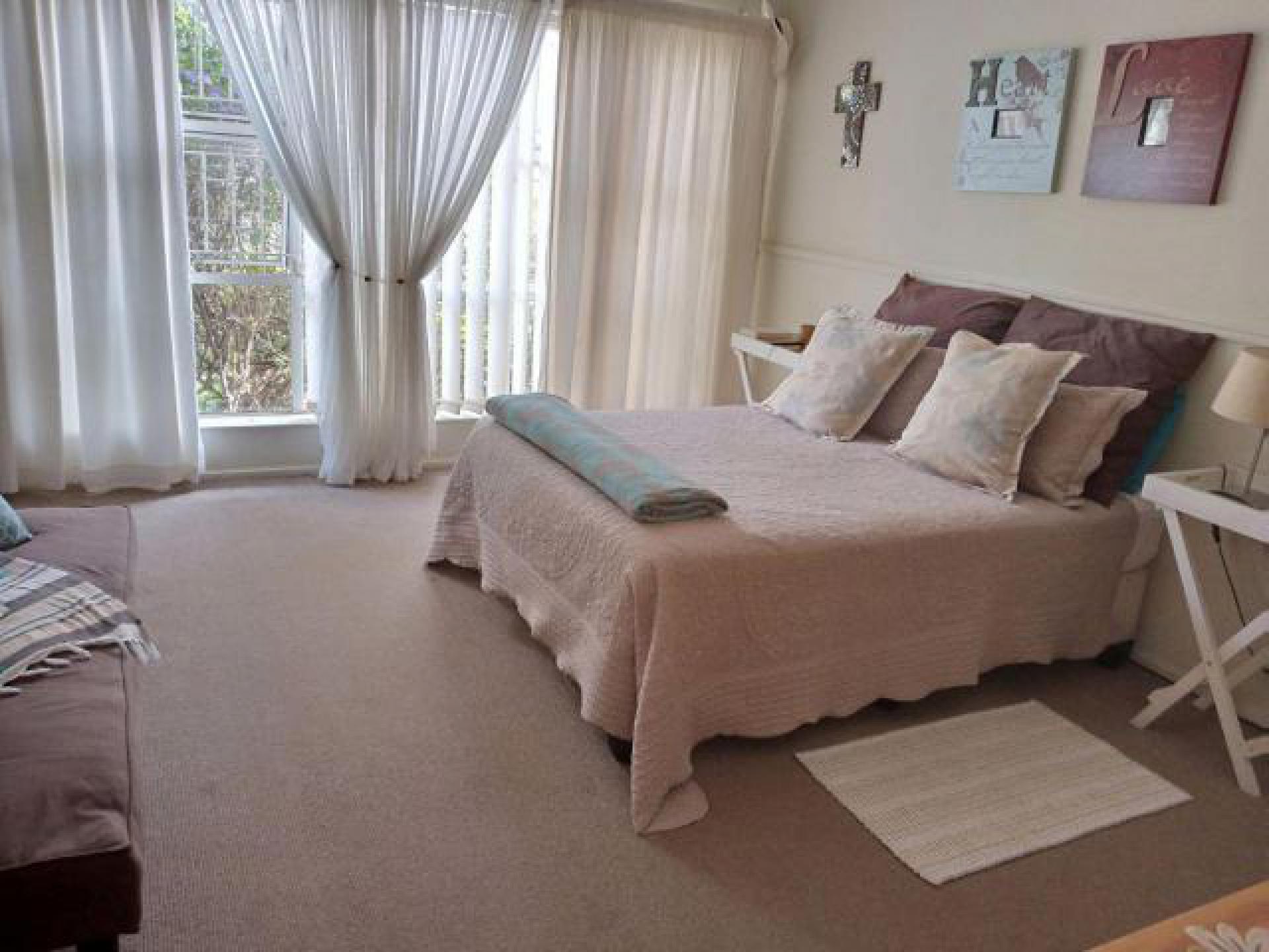 Main Bedroom of property in Rant-En-Dal