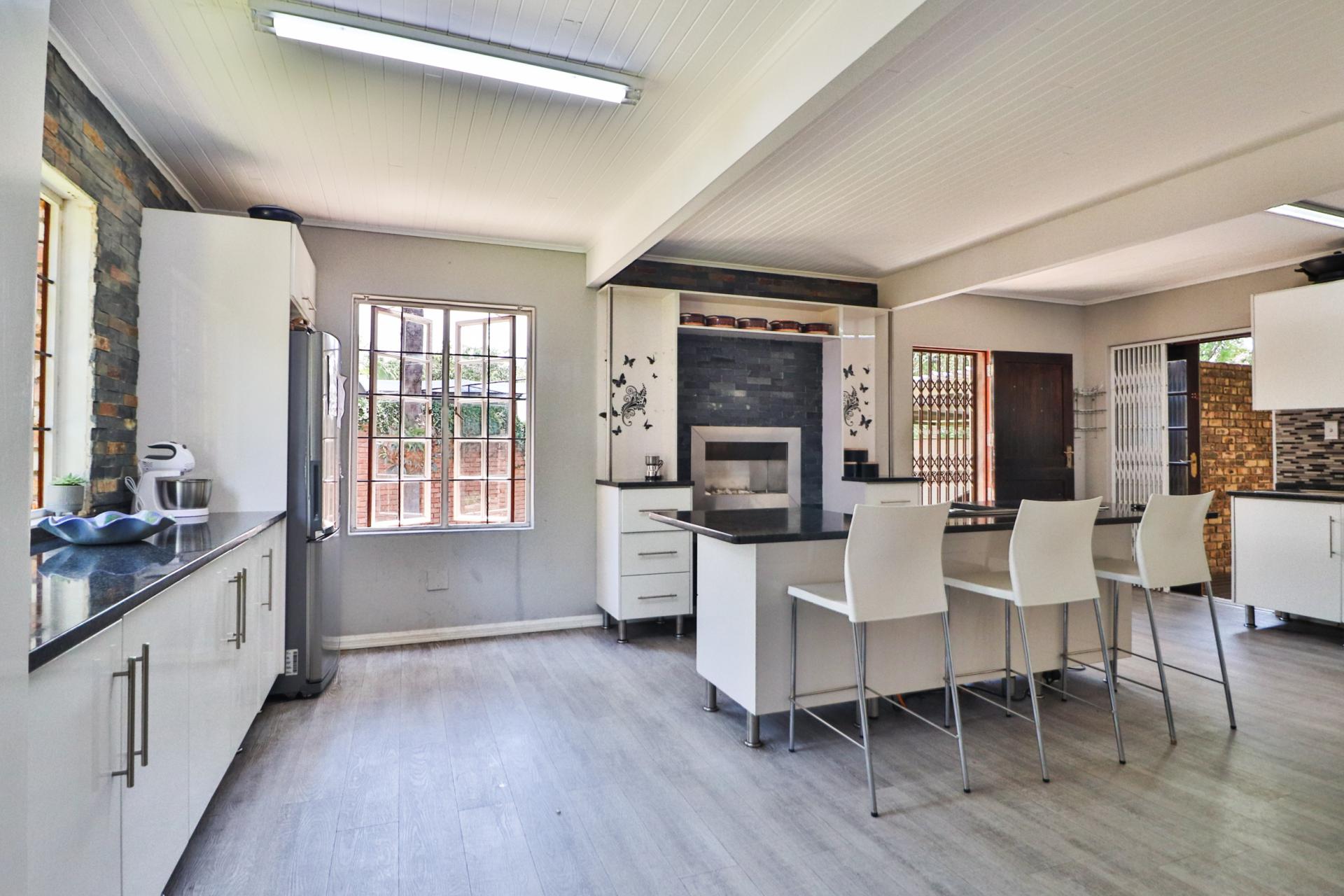 Kitchen of property in Kingsview