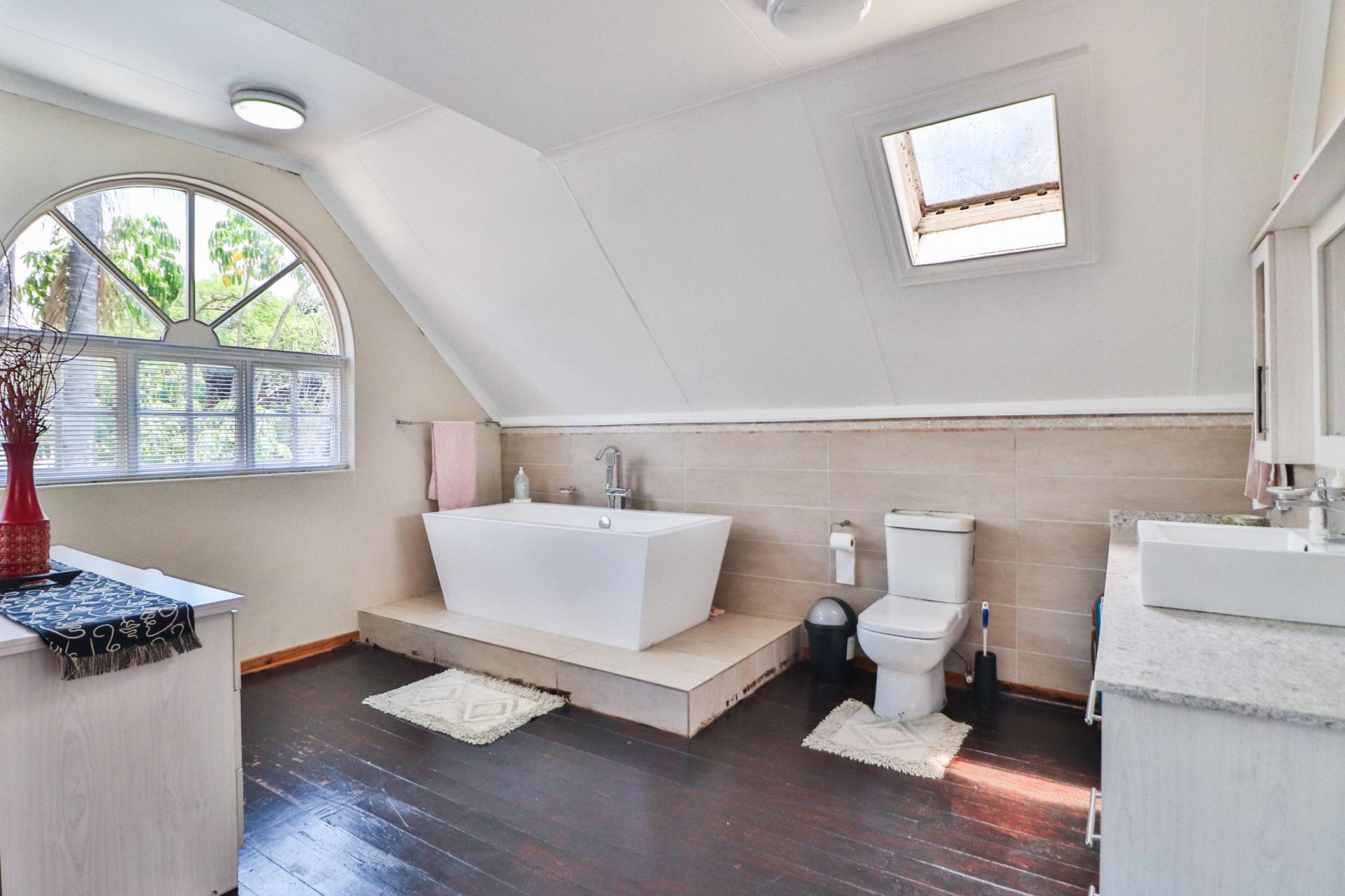 Main Bathroom of property in Kingsview